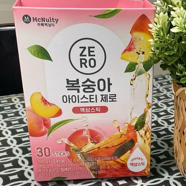 예은이 on Instagram: "#협찬#맥널티

오늘 리뷰할 제품은 맥널티 복숭아아이스티 입니다
요즘 제로음료수가 유행하는 가운데 맥널티에서도 제로 아이스티가 나왔다는데요 스틱형식으로 나와있어서 휴대하기에도 간편하고 맛도 있어서 요즘 애용하고 있는 제품 입니다.

요즘 날이 더워서 자꾸 음료수가 땡기는데 맥널티 제품은 칼로리가 제로로 부담없이 즐겨 마실 수 있다는 점이 너무 좋았는데요 저는 탄산수랑 섞어서 마시니 시원하게 즐길 수 있었습니다 또 스틱형태 그대로 냉동실에 얼려 넣으면 아이스크림처럼 즐길 수 있으니 여름에 시원한 아이스티 어떠실까요?

맛은 복숭아와 청포도맛이 있으며 제가 마신 복숭아 아이스티는 달달하면서도 카페에서 먹는 그대로인 아이스티 맛이 나서 호불호 없이 즐길 수 있을겁니다🍑

구매링크:bit.ly/zero-stick

#복숭아아이스티#청포도아이스티#가방에쏙#홈카페#제로칼로리#제로"