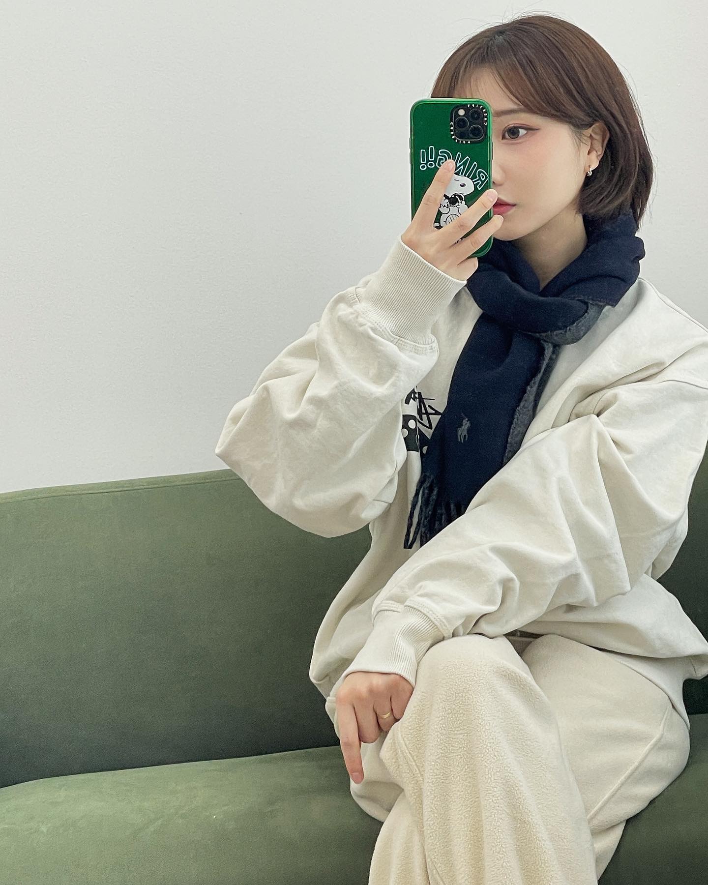 세상 조용한 내향형 처럼 생겼다