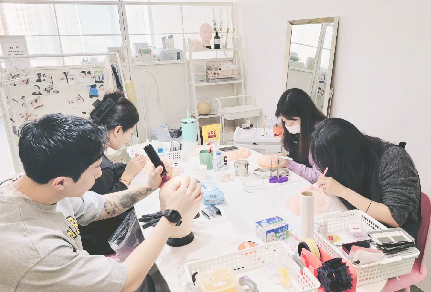 ✨️대회준비✨️

이번 4월 국제바디 콘테스트 선수들
대회준비 스터디 모임 
각 분야에서 그동안 갈고 닦으며
쌓아왔던 실력 이번대회에서 마음껏 뽐내봅시다!!

개인사정으로 다 참석 못해서 아쉽지만,!!!

주말.휴일 반납하고 열정 쏟는 의지❤️‍🔥
반드시 성장하고 승승장구 할수있을거에요
아이러브유 에서 도와드릴게요!!

그열정이 식지 않는한 우리 같이 성장해 나가리🩷

#미래가밝다

#국제바디아트콘테스트
#대회준비
#속눈썹연장
#반영구교육
#smp 
#속눈썹수강