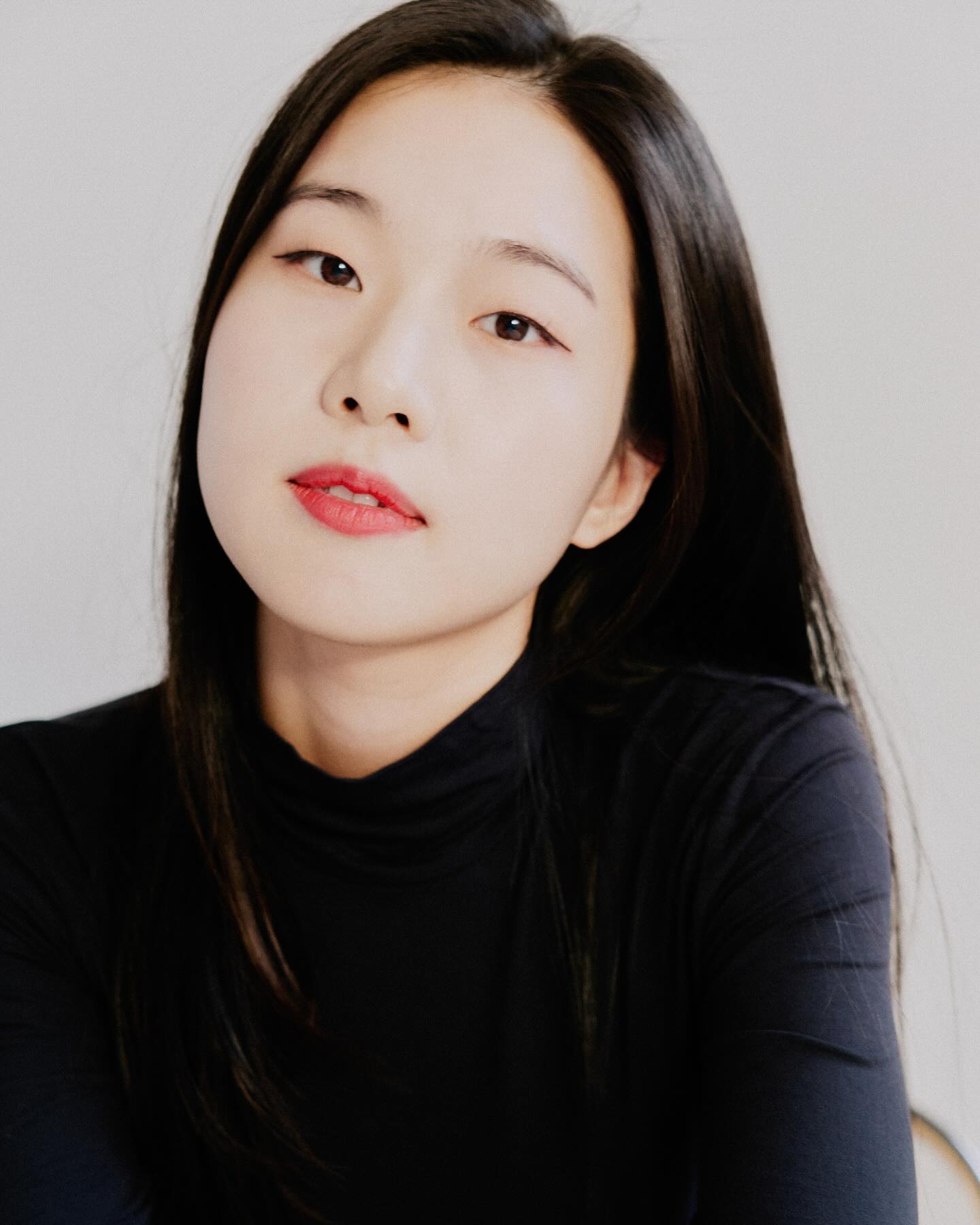 “촬영은 나를 객관적으로 들여다보는 일과 비슷하다.”

본격적인 촬영에 앞서 작가님께서 해주신 말씀이에요. 일반적인 촬영과는 다르게 본인의 색과 매력을 발견해 주는 과정이라고 하셨던 만큼 색다른 경험을 만들어 주셨어요.

호흡과 명상을 통해 긴장감을 완화하는 시간을 가지고, 소품과의 교류 그리고 작가님과의 대화를 통해 내가 생각하는 나를 발견할 수 있었어요!

이런 시간을 거쳐 탄생한 프로필이기에 더욱 뜻 깊고 소중하네요! 멋진 사진 남겨주신 violet_standard_ 작가님 감사합니다☺