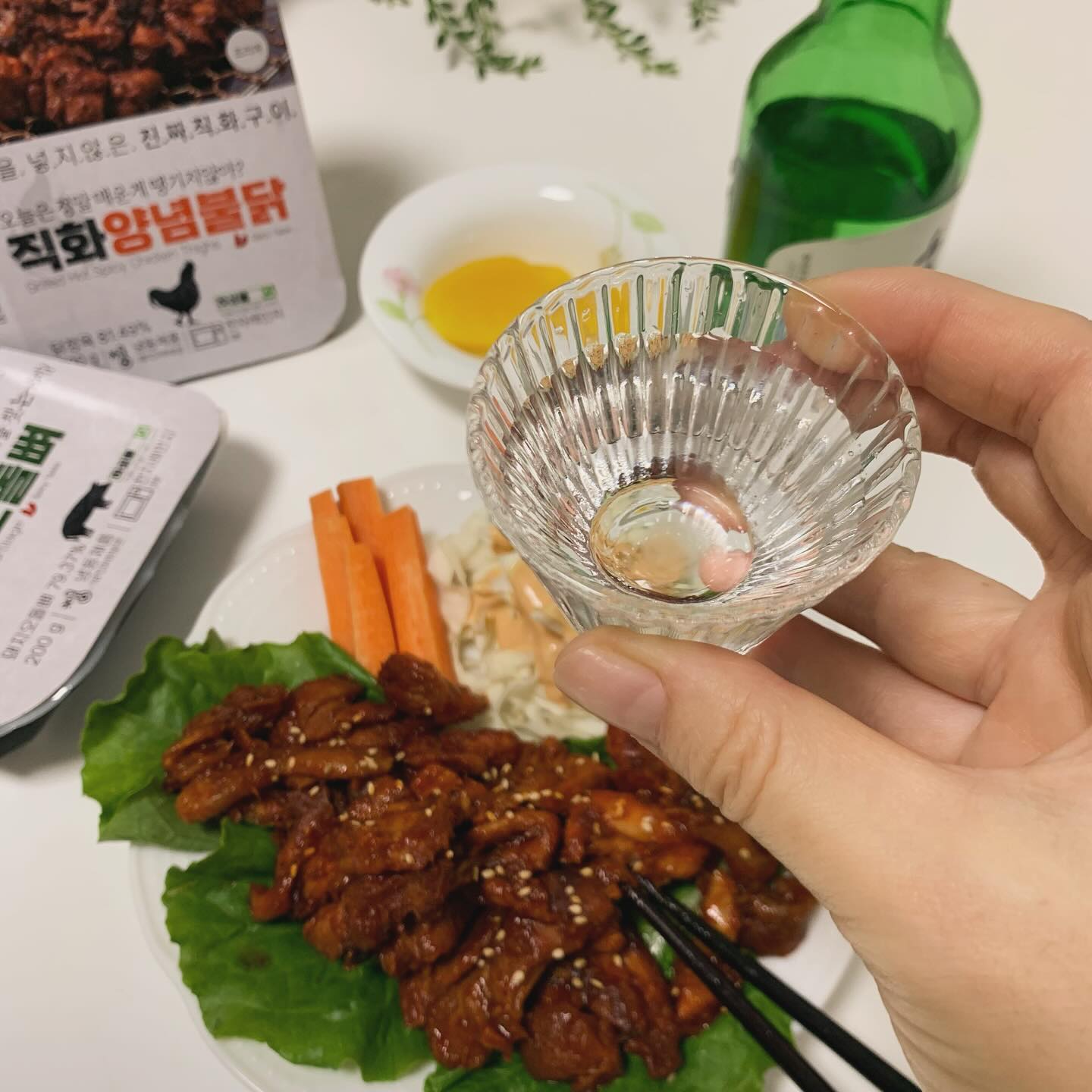#협찬 #직화불닭 #오돌뼈 🔥

야식 땡길 때 중요한 건 간편함!
요 양념불닭 총 4분 걸렸거든요! 👍
그릇에 야채준비 1분 전자레인지 돌리기3분
총 4분이면 그럴싸한 직화 양념 불닭 완성이요~ㅎ

전자레인지 꺼낼 때 불향이 확 나서 기대 잔뜩!
맛있게 매워서 계속 먹고싶더라고요~
간단하게 생겼는데 먹다보니 양도 꽤 되공!😋

닭집아들 직화 양념불닭과 직화 오돌뼈
갑작스럽게 야식 땡길 때 술땡길 때 
꼭 필요한 냉동실 필수템이에용!ㅎㅎ 

❤️

#닭집아들 
hasungmall 

#소주안주추천 #간단안주 #닭집아들 #냉동오돌뼈 #야식메뉴추천