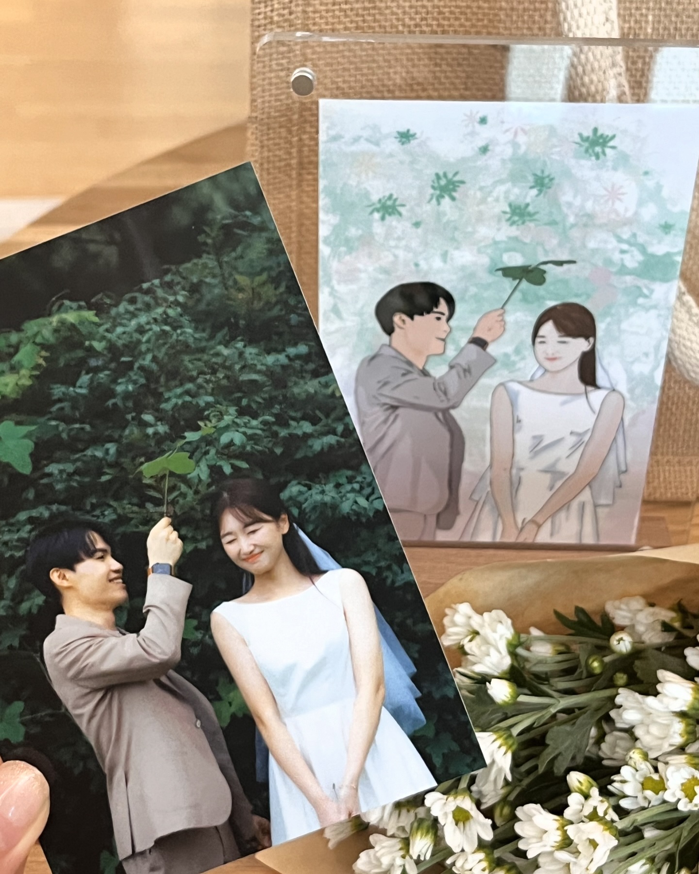집들이 초대한 친구와 친구의 남자친구로부터
쏘 감덩적인 결혼 선물을 받았읍니다 디박ㅠ

나 정성충인 거 어떻게 알고
이런 정성 담긴 선물을..😭

직접 그린 그림 액자에요ㅠㅠ
웨딩 촬영한 사진을 보고 같이 그렸다고 하더라고요
친구는 1%만 그렸다는 게 뽀인트..ㅋㅋㅋ

결혼 선물로 너무너무 좋은 아이디어인 것 같아요
친구 결혼할 때까지 저도 드로잉 연습하고 있으려고요

#결혼선물 #결혼선물추천 #웨딩포스터 
#웨딩스냅 #웨딩액자 #집들이선물 #신혼부부선물