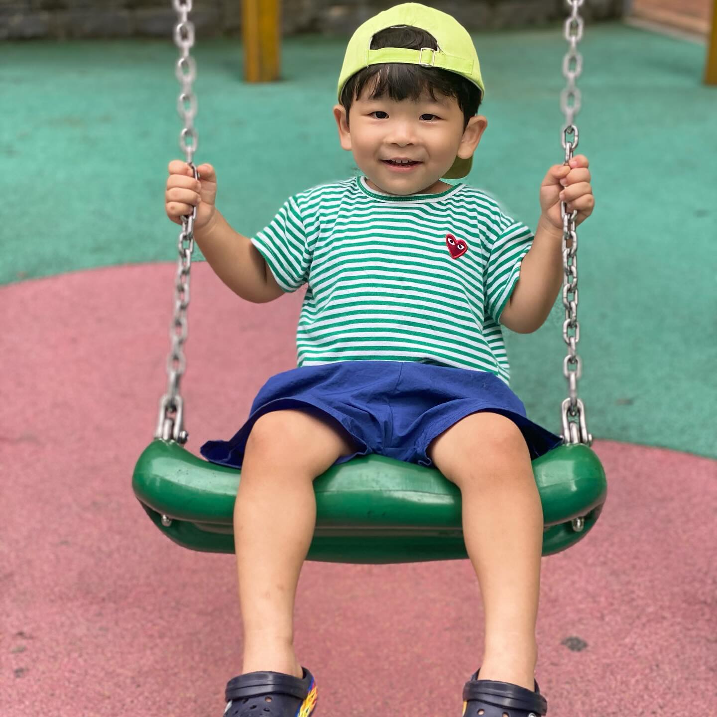 30개월 그네 셔틀이란,
두피,인중부터 시작해 겨드랑이에 땀이나 옷이 젖고
집에와 양말벗으면 발가락들이 사이좋게 다 붙어잇음^^🥹
요즘 부쩍 말이늘어 이뚜오 자꾸 그네셔틀시킴
더 쌔게, 많이!!! 높게높게!!!!! 
멈추는거 역시나 내몫 🙃
#놀이터셔틀 #그네밀어주기 #무한반복 #기본1시간이상탐
#뒤에줄없어서다행이지있었으면욕먹음