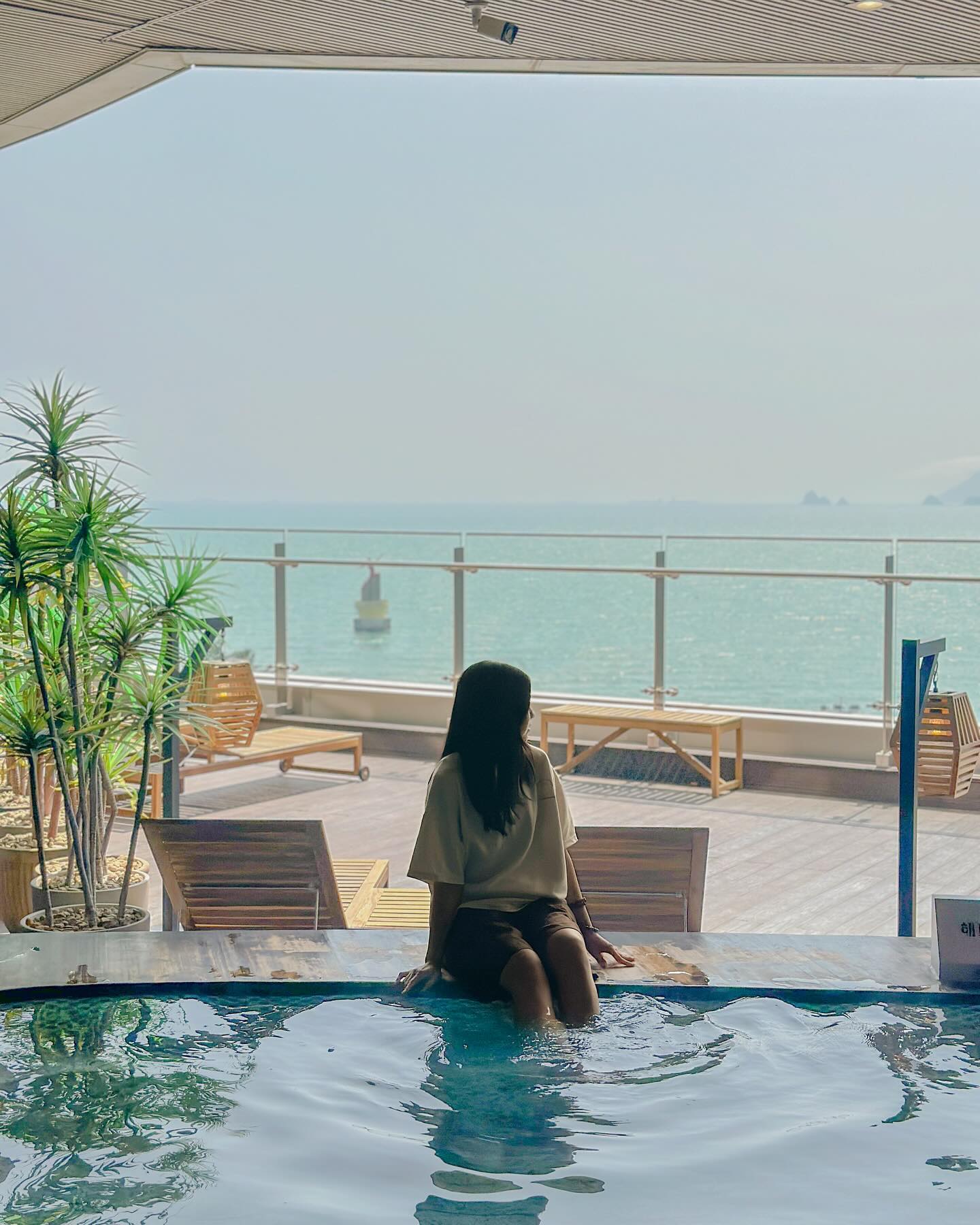 바다를 바라보며 스파부터 워터파크까지 즐기는 진정한 쉼🌊 #제작지원

요즘 휴게도 잘 못쉬고 잠도 잘 못자다보니, 잘 먹고 잘 쉬는 웰니스적인 삶에 관심이 많아져 알아보던 중 부산에 우수 웰니스 관광지로 지정된 곳이 있다고 해서 부산 여행길에 다녀왔어요.

클럽 디 오아시스는 휴가지로도 인기가 많은 곳이였는데 치유와 힐링을 중점에 둔 웰니스 관광지이기까지 했다니.
처음에는 단순히 즐기기만 할 수 있는 관광지인 줄 알았는데 다녀와보니 여기가 왜 우수 웰니스 관광지로 선정되었는지 알 것 같더라구요.

다양한 종류의 찜질방부터 보양온천인 해수온천, 바다를 바라보며 하는 족욕부터 신나는 워터파크까지.
일단 들어오는 순간부터 시간이 어떻게 가는지 몰라 정말 오랫만에 아무 생각 없이 하루 푹 쉬며 치유와 힐링의 시간을 갖고 왔답니다.

바쁜 일상 속 치유와 힐링이 필요하시다면 웰니스 관광지, 클럽 디 오아시스로 하루 힐링 여행 다녀와보세요☺️

🌊클럽 디 오아시스 (clubdoasis )
📍부산 해운대구 달맞이길 30 엘시티
🕰️10:00-22:00
🚘주차시설 O

#2024우수웰니스관광지 #추천웰니스관광지 #치유관광 #웰니스관광 #웰니스 #클럽디오아시스 #부산여행 #부산핫플 #부산가볼만한곳 #부산워터파크 #부산온천 #부산찜질방