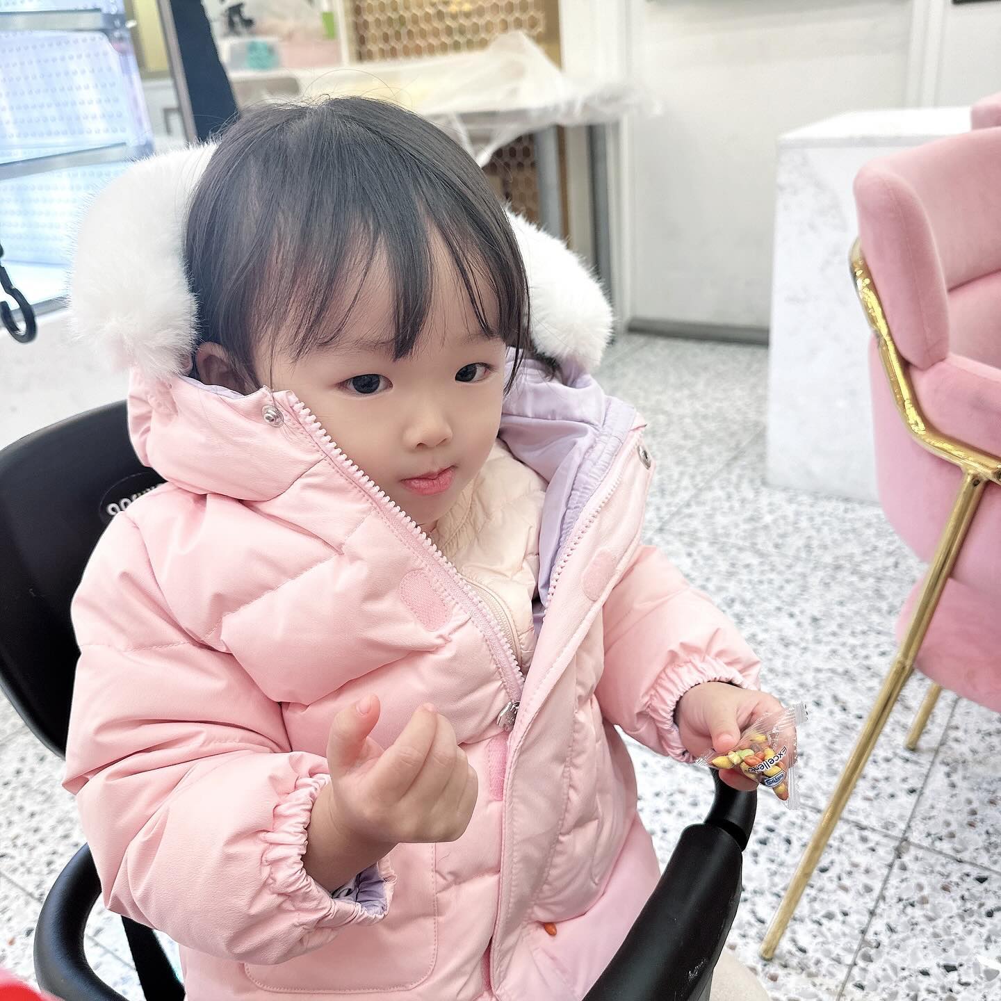 오빠와 잠시 이별 🤣 ( 오빠는 놀러감요 ㅋㅋㅋㅋㅋ )

엄마랑 할미랑 빵집에서 태블릿 보면서 초콜릿 냠냠 중 이신 딸래미🤣

의자에 앉으래도 안 앉고.. 윰차에 앉아 있겠다 해서 윰차에 앉아 휴식 중인 짤래미 😅😅😅😅

#6시까지놀자 #오빠없는시간맘껏즐겨