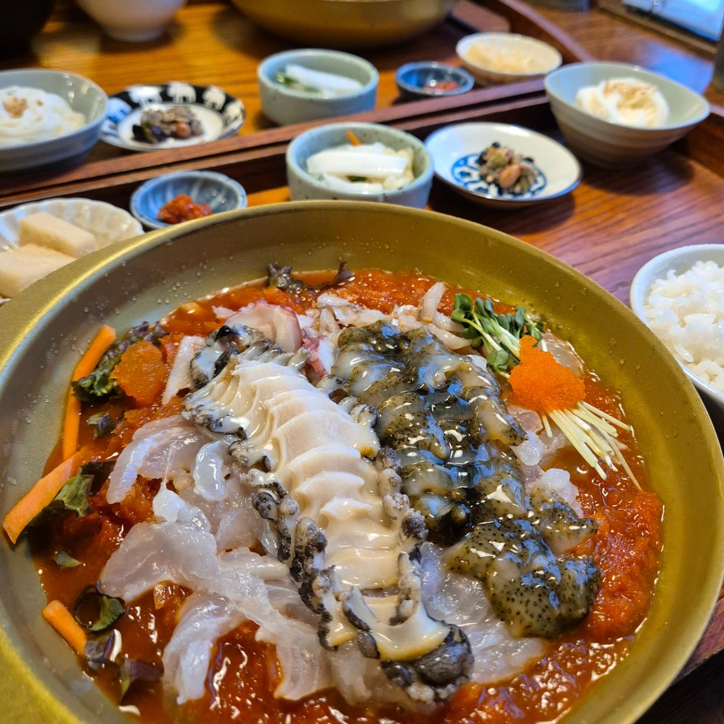 #추웟던어느날

봄이왓는데
겨울보다 더 추웟던 어느날
물회가 땡기더라
역시나
이넓은 매장엔 아무도없엇다
다먹는 동안까지 
아무도없엇다
물회는 진하게 맛잇엇고
난 얼음이댓던날
얼음
땡땡땡

#물회맛집 #기장맛집 #해운대맛집
#속초물회 #청초수물회 #용궁사맛집 
#겨울에먹는물회 #봄은언제쯤