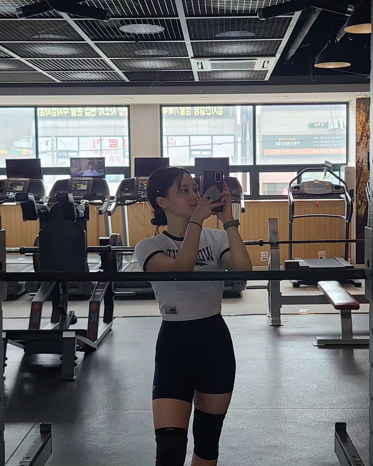 쌤이 쩌기서 사진 찍을시간에 복근100개 더하라고 하신것 같지만 못들은척 ㅋ 😏 사진100장 찍는게 훨씬 좋은걸용 ~