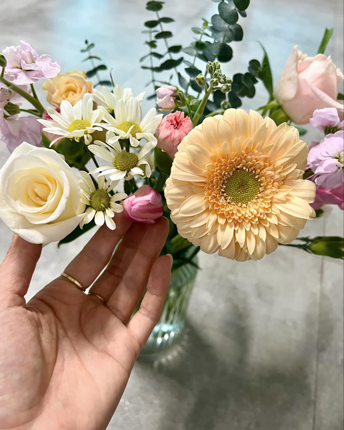 인태기는 어떻게 극복하는거죠?😇_근황과 생각을 기록하는 피드. (긴글주의)

1. 남편이 주기적으로 시켜주는 꽃은 언제나 기분이 좋다. 고맙게도! 시들면 보내는식으로 그가 꾸준히 주문해주고있다. 이번엔 튤립이 꺽여와서 끈으로 묶어놨는데 살려나 모르겠다. 요새는 꽃꽃이 왜 하는지 알것같은 기분. 기분을 좋게하는 행위더라. 나이들수록 뭘 하면 기분이 좋은지 잘 파악하는것도 꽤 중요한듯. 

2. 지난 주말엔 온가족 영화관나들이! 디즈니 100주년으로 나왔다던 위시를 보고 왔는데 나와 남편은 다소 실망했고.. 아이들은 나름 괜찮았단다. 난 개인적으로 디즈니덕후라 100주년이라 기대했는데 스토리며 그림체며 (엄청) 아쉬웠다. 그래도 통신사에서 주는 티켓으로 본거라 나름 괜찮다고 위로를.. ㅎ그간 통신사에서 영화티켓주는것도 몰랐던 남편과 나..🥺 이제 한달에 한번씩은 영화관 가쟈..! 

3. 요새 요가 두번, 골프레슨 한두번정도로 한주의 운동을 채움. 그리고 주말에는 남편이랑 아파트 커뮤니티 내 스크린을 친다. 그래도 살면서 웬만한 운동은 곧잘하는편인데.. 요가는 나에게 제일 자신없고 못하는 종목인데.. 나이가 들어 변했나.. 못하는걸 한번 꾸준히 해보고 싶더라. 물론 할때는 되게 괴로운 순간이 종종 오는데..🤪 그 괴로움도 즐기게 되는 요상한 순간도 있다. 두달이 되도 여전히 잘 못하지만 요가 오시는 분들 특성상 남들한테 관심이 없어보여서 되게 맘편히 다니는중🤣 게다 타인이 아닌 나에게 집중하게 하는 운동이라 더더 좋아지는중. 못해도 좋아할 수 있구나를 깨닫고있다. 골프는 뭐.. 골프백도 샀고, 이번 봄에는 라운딩 나가야지..! 골프는 여전히 재밌는지는 사실 모르겠지만 남편의 성화와 주변지인들 보며 걍 꾸준히 해왔다. 그래도 요새 우드가 생각보다 잘맞아서 흥미가 올라오고있다. 

4. 첫째 유니가 시에서 운영하는 발명센터에 합격(?)했다. 학교 방과후로 과학수업을 3년간 수강하고 그간 참 좋아했는데.. 유니를 예쁘게 봐주신 좋은 과학쌤 만나서 이런저런 정보듣고 애미가 요리조리 준비해서 지원해봤다. 나름 여러 점수합산으로 카운팅되고, 학교장 추천까지 받아 지원한건데.. 됬더라! 유니가 하고싶다했는데.. 다닐수 있게되서 다행이었다. 일주일 한번 라이딩이 살짝 번거롭지만.. 애미가 함 해보마...!🥹

아이들 방학덕분에 삼식이 엄마노릇에, 운동도 하며, 공부도 하다보니 여유가 없다. 나의 하루 체력은 한정이고, 뭐하나도 포기가 쉽지 않다보니.. 그 체력을 배분하여 균형잡기를 해야하는데 쉽지 않다. 긴 시간 사회와 거리두기를 하며 아이 둘을 키우고 살아와서.. 이 나이에 미래가 밝거나, 앞길이 착착 보이는게 아니라서 동기부여하기가 더 어렵지만, 사람이 부족한 부분만 보면 또 끝도 없더라. 내가 쥐고 있는것들. 내 주변에 있는것들, 내가 누리고 있는것들에 감사하며 올해의 하루하루를 잘 지내볼 생각🍀

화이팅😊

#인태기극복중 #생각기록 #올해의다짐 #일상공유 #백희