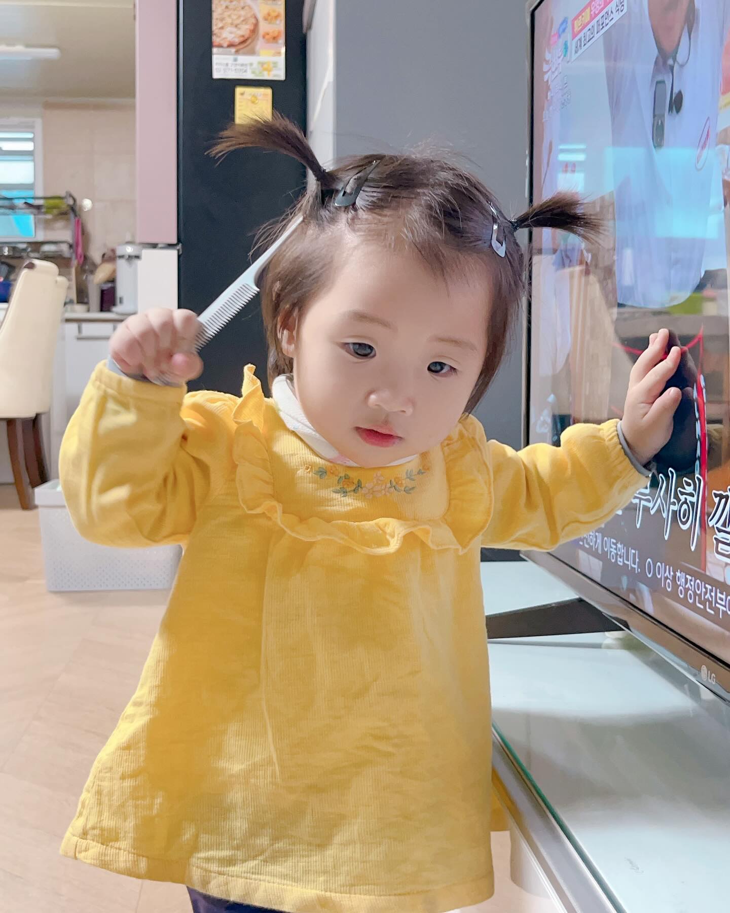 #서아사진❤

첫 양갈래👧🏻
너무 귀욥잖아😍
머리카락 더 마니 자라라~~
이뿐머리 해줄게💛

📸 24.10.20 D+385

#12개월아기 #딸스타그램
#양갈래머리👧🏻 #딸맘일상 #노랑병아리룩