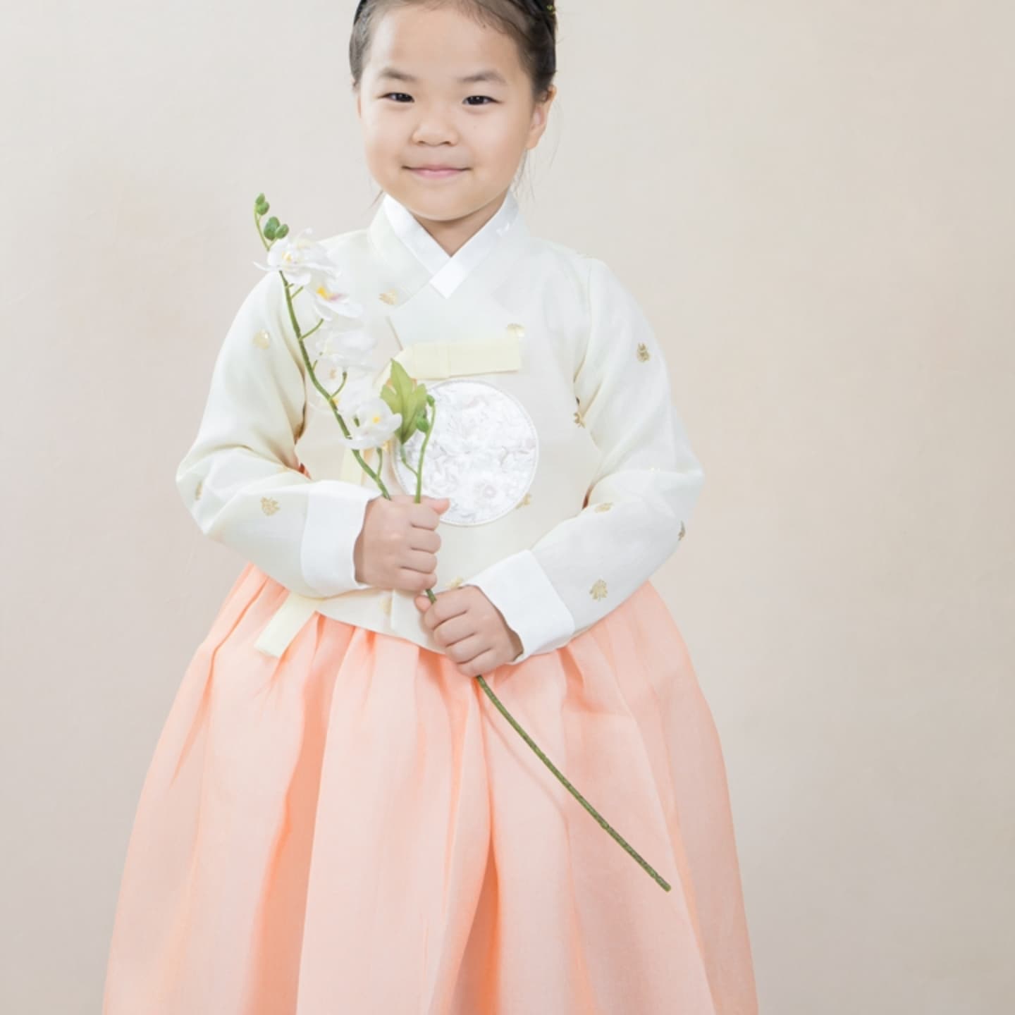#유치원졸업사진촬영 

이제 가을이지... 졸업이 끝나고 나면 
너희들의 초등이 기대된다. 

초등학교라니... 학부형이라니.. 
길고 긴 마라톤의 시작점에 
걸어가는 기분 

#은계유치원 #유치원졸업사진찍는날🎓