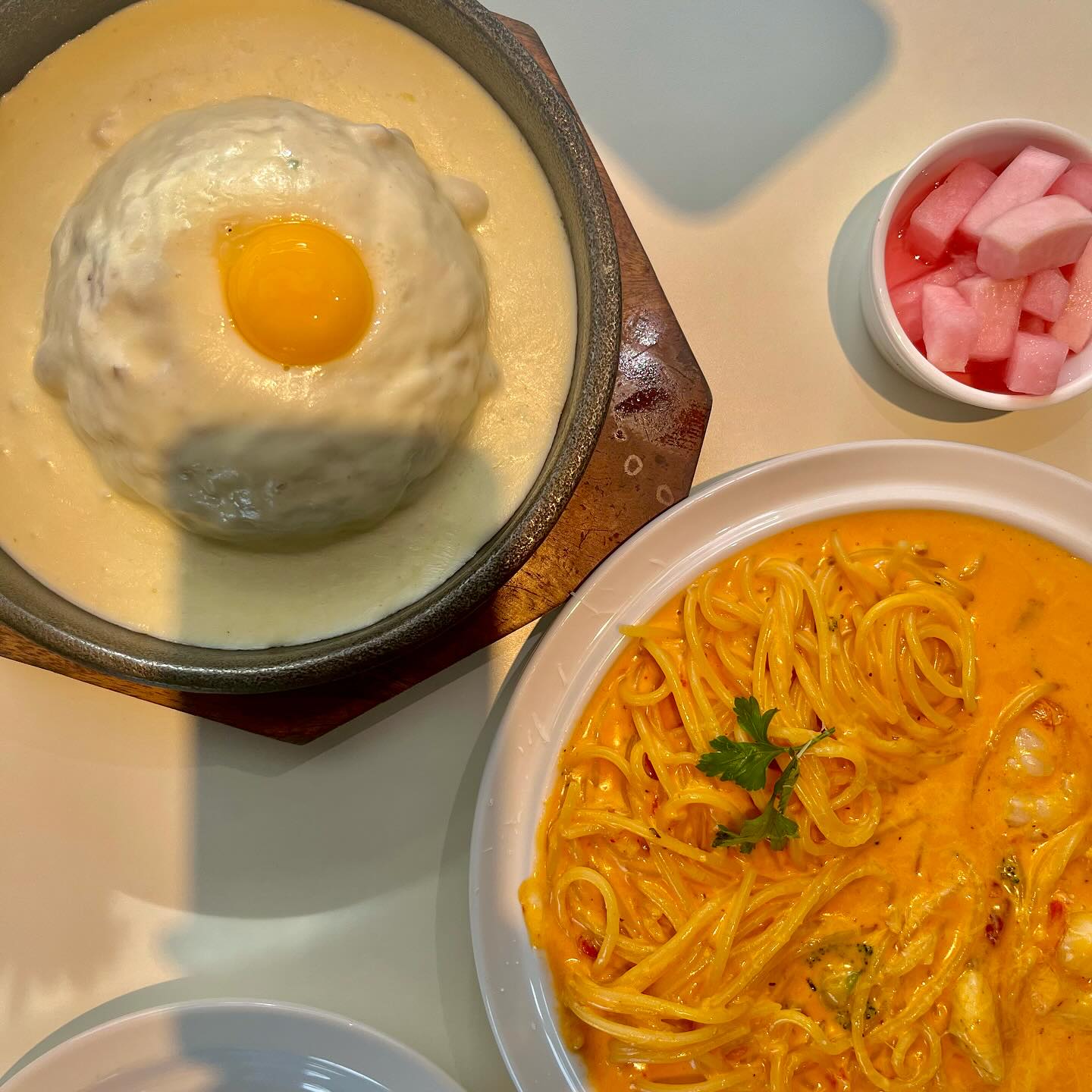 신천동에 위치한 브런치와 카페를 함께 즐길 수 있는 양식 맛집 ‘라일락 식탁’

동대구역 쪽 카페골목에 자리한 파스타 맛집
옛 주택을 개조한 건물이라 감성도 가득..♥️

라일락식탁의 대표메뉴인 계란후라이 모양의 삼겹살 김치치즈볶음밥은 치즈 빠순이들이 환장할 모짜치즈가 한가득🤩🤩
모양도 귀여워서 사진 찍기 넘 예쁨 ..👍🏻

쉬림프 로제파스타는 새우들도 오동통하고 커서 굿!!!
새우 좋아하고 로제까지 좋아한다면 무조건 먹어야 할 메뉴🩵

카페 메뉴 까지 준비되어있어 후식까지 한 자리에서
해결 가능 👍🏻👍🏻

선주문이라 카운터에서 선주문 하면 됩니당 ‼️

📍대구 동구 동부로32길 1 2층
🕰️ 11:00-21:00 라스트오더 20:00
  브레이크타임 15:30-17:00 
✔️ 매주 월요일 정기휴무

#대구맛집투어 #대구맛집 #동대구역맛집 #동대구역카페 #대구카페 #대구데이트