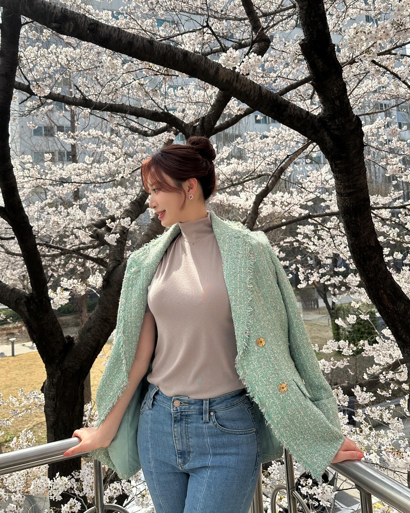 ⠀
소중한 내 친구 혜민이 mi.noella_24
너가 일본으로 간 지 벌써 8년째라는 게
믿기지 않을 만큼 시간이 많이 지났구나🫢
몇 년 만에 다시 만나도 우리는 15살, 중2때로 돌아가
자연스럽게 웃고 떠들 수 있다는 것에 감사해🙏🏻🤍
잊고 지냈던 시절 중 좋았던 기억만 꺼내준 내 친구🌸
잠깐 한국에 온 김에 이렇게 얼굴보고
같이 벚꽃 구경 실컷해서 너무 행복했어🫶🏻
다음엔 내가 오사카로 꼭 놀러갈게🇯🇵🙌🏻
늘 건강하게 밝게 잘 지내고, 우리 다시 만나!👭🏻🩷