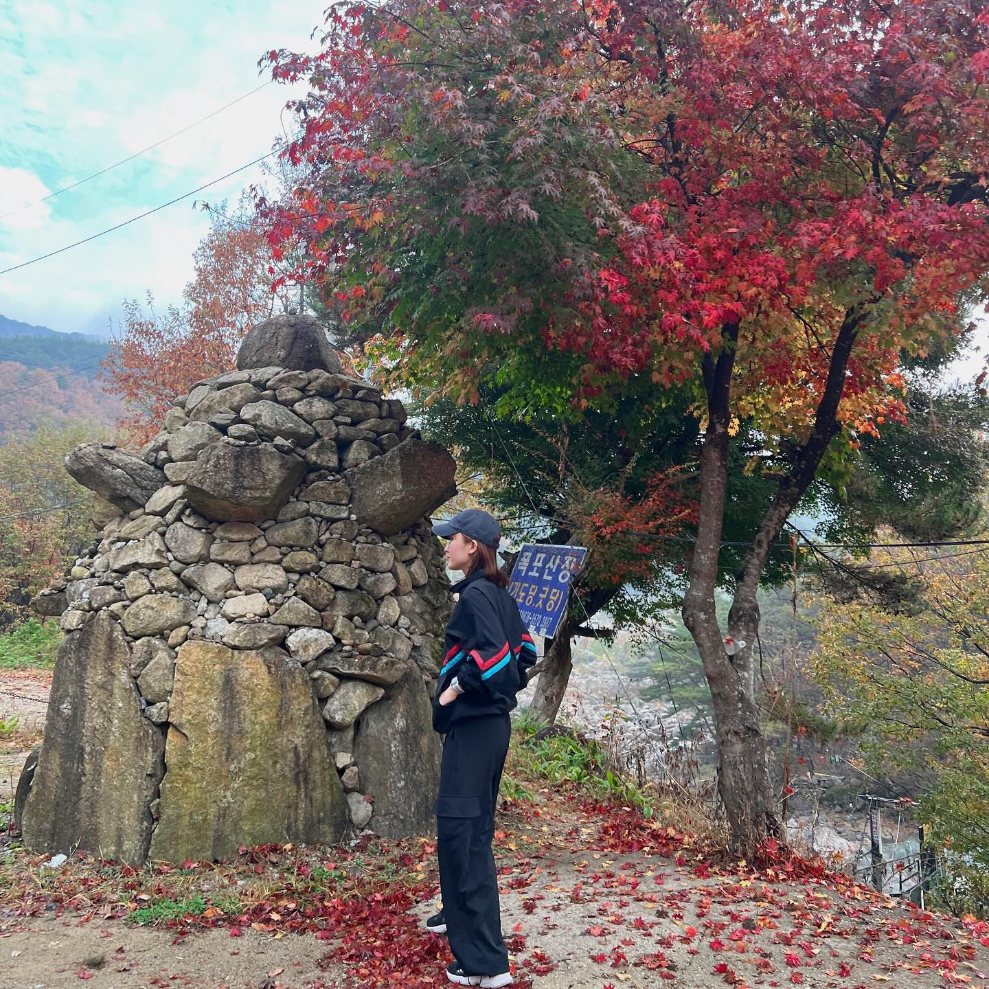 아직도 소년미 가득한 남자🍁

운전하고 나서 바뀐 점
1. 어디든 갈 수 있다
2.조수석에 앉으면 쫓겨난다

#가을코디 #단풍놀이 #성삼재 #가을코디여자 #키작녀코디 #아노락세트 #아노락코디 #옷입는사람들 #꾸안꾸패션 #패션인플루언서 #묘링룩 #여자가을코디