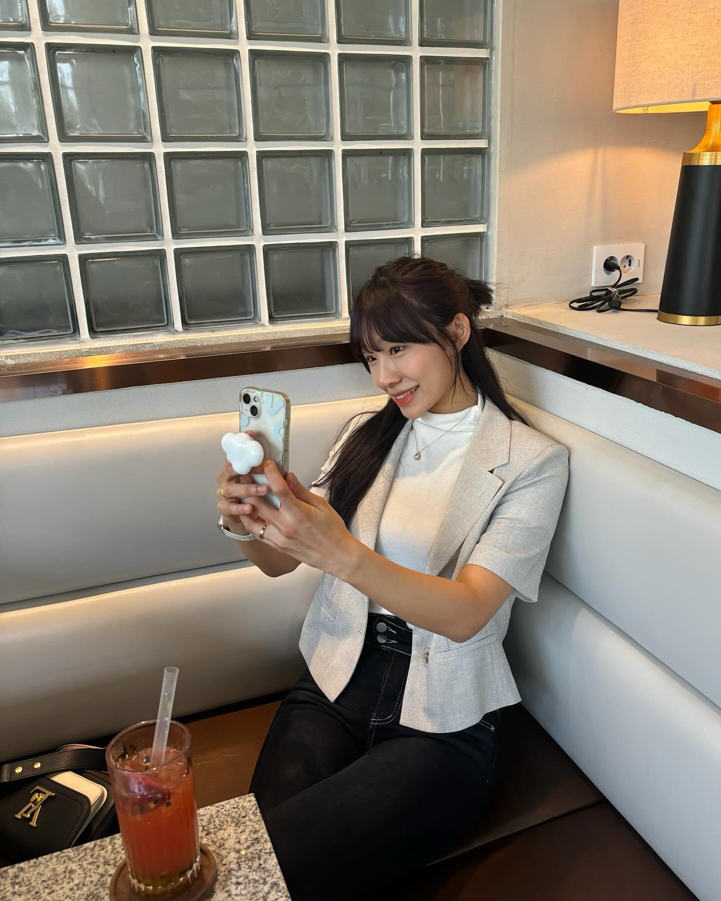 #협찬 #미쏘 
.
믿고사는 미쏘라 그런지 깔끔 그 자체❤️
디테일 하나하나에 신경쓴게 너무 잘 보인다ㅠ 단추도 그렇고 그렇고 박음질도 튼튼하고 마감도 깔끔하고 무엇보다 어깨 패드도 같이 부착되어 있어 몸을 딱 잡아주고, 색상은 아이보리,블랙,베이지가 있는데 웜톤인 나에겐 베이지가 딱,,❤ 베이지의 정석은 아니지만 베이지에 살짝 회색이 섞인 느낌? 그래서 옷이 더 고급져 보이고 ㅠ 그냥 옷이 고급 그 잡채,,
.
일상생활에서도 회사나 결혼식에서도 어느 상황에서 다 어울리고 소재도 바람이 잘 통하는 소재라 여름에 입으면 시원하니 좋고! 평소에 몸에 딱 맞게 입는 걸 좋아해서 사이즈를 s로 샀는데 나한테 딱,,❤
.
.
#미쏘티디 #봄코디 #데일리코디 #데일리룩 #오오티디 #ootd #트위드 #트위드자켓 #여름아우터 #봄아우터 #봄자켓 #🌸