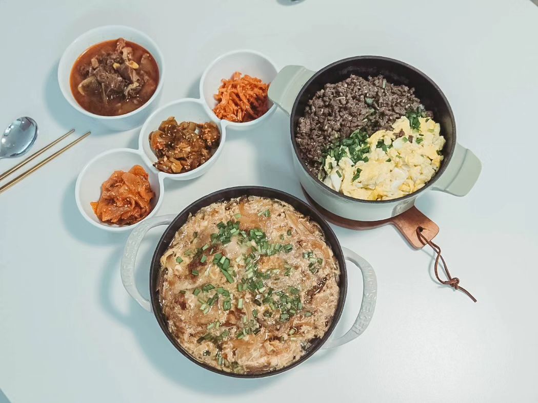 #협찬

가격적인 면, 제품의 가성비, 가심비까지
생각하신다면 마리슈타이거 내열 무쇠주물냄비! 💕

열전도율이 상당히 높고, 열의 분배가
고르기 때문에 요리를 했을 때 더욱 깊은 맛을
내기도 해서 압력솥과 같은 조리 방식으로
더욱 감칠맛 나는 음식을 완성 시킬 수 있어요👍

초고온에서 결합되는 고강도 무쇠 전용 특수
코팅이 적용되어 있기 때문에
시즈닝이 필요없는 100% 무쇠에
현대적 DISA 공법으로 제작이 되어서
세척도 너무 간편하고 좋은거 있죠!😊

미니웍 20cm 로는 요리하기 쉬운
한그릇 레시피도 가능하지만, 고소한 누룽지도
가능하고 밥을 하기 전에 쌀을 참기름과
간장에 볶아서 토핑을 더해서 먹으면 간단한
솥밥을 만들어 먹을 수 있고요

글램팟도 미니웍처럼 솥밥을 많이 할 때에
사용해도 되고, 최대용량이 1.8L 라서 일반 가정에서는
편리하게 두루두루 사용을 할 수 있는데요
인덕션, 하이라이트, 가스레인지 대부분의 열원에서 안전하게
사용할 수 있어요. 단, 전자레인지는 안돼요!❌️

요리를 하고 난 이후에 세척도 간편하고
다양한 요리를 맛있게 만들어 먹을 수 있어서
마리슈타이거 내열 무쇠주물냄비 진짜
너무 만족하면서 사용하고 있네요

저희집처럼 3~4인 식구가 먹을 요리를 매일
만들어 드신다면 가격대비 가성비 좋은
마리슈타이거 미니웍, 글램팟으로 맛있는 요리
만들어서 드셔보셨으면 좋겠네요 :-)💛
_
#베이비웍 #마리슈타이거 #무쇠주물냄비
#무쇠냄비 #내열냄비 #주물냄비 #미니웍
#주방템 #주방용품 #주부 #주부스타그램 #요리 #요리스타그램
#요리레시피 #요리가쉽다