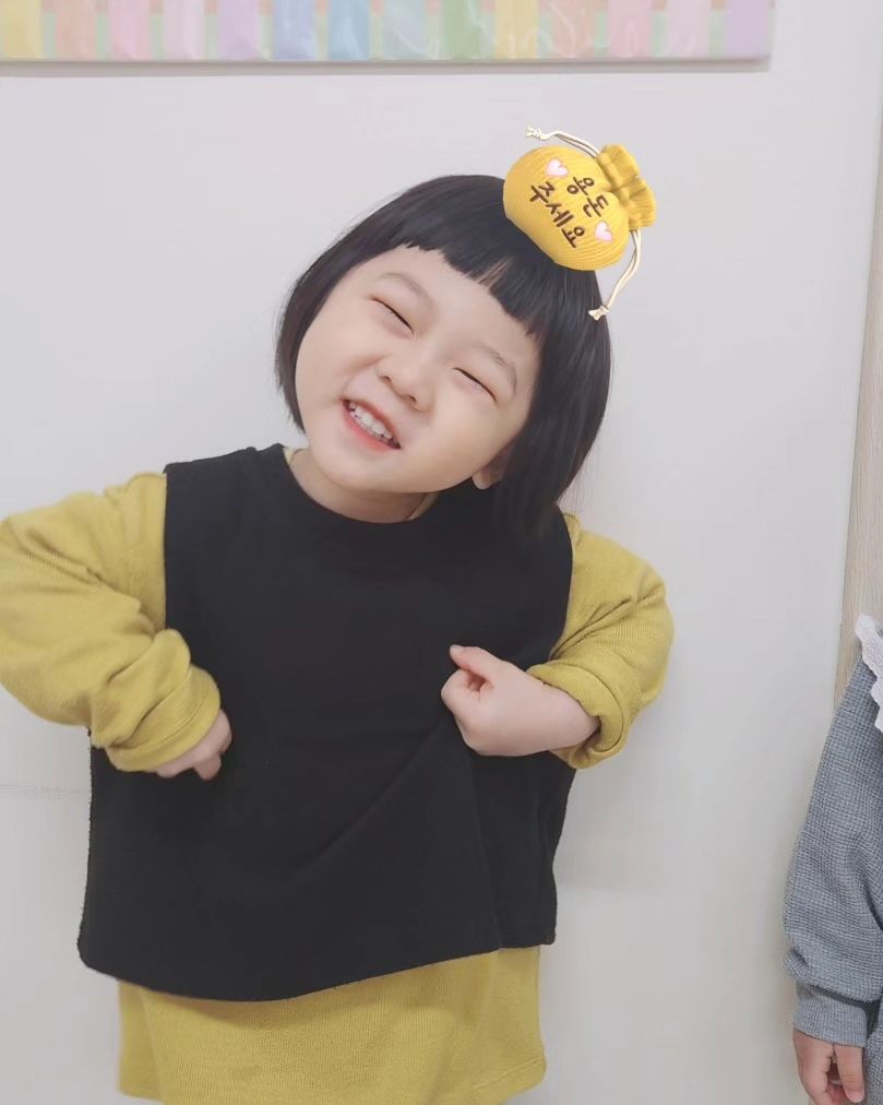 사랑둥이 💚 슈니

장꾸미 풀장착하고 에너지 넘치는 우리 슈니!
특유의 애교와 사랑스러움은 정말 따라갈 수가 없다.
이번 설 명절도 사랑 듬뿍 받고 또 사랑 듬뿍 뿌리고 온 슈니
덕분에 엄마도 많이 웃고 행복했어 :)

낼 아빠랑 세브란스 정기검진 잘 다녀오고!
피검사도 울지말고 씩씩하게 해낼거지?
엄마가 같이 못가서 미안 ㅠㅠ 일찍 퇴근할게!

이번엔 꼭 씬디록신정 이제 그만 먹어도 된다고 했음 좋겠다 !
화이팅!
사랑해💚

#둘째는사랑#둘째권장피드#막둥이#사랑둥이
#너의명절#너의설날#새해복많이받으세요
#우리아가사랑해