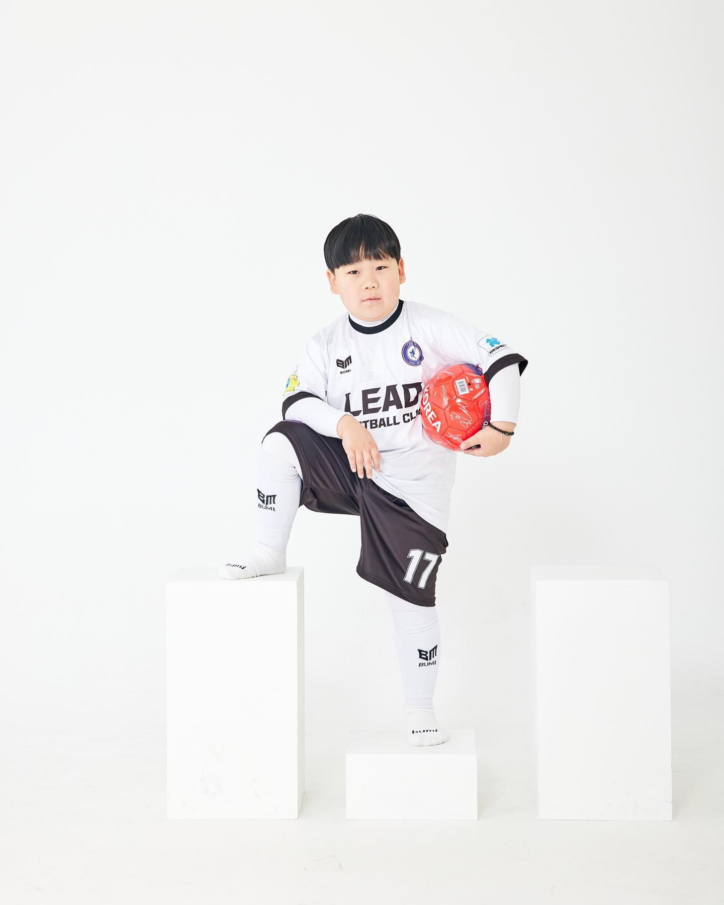 ⠀ 
가족사진 찍으러 갔는데,
감사하게도 엄마아빠 준비하는 동안
뚜뚜랑 놀아주시고 이렇게 멋있는
⠀ 
개인컷도 남겨주신 작가님! 감사합니다🫡
⠀ 
⠀ 
attention__studio 
⠀ 
#가족사진 #어텐션스튜디오 #7살의기록 #육아스타그램