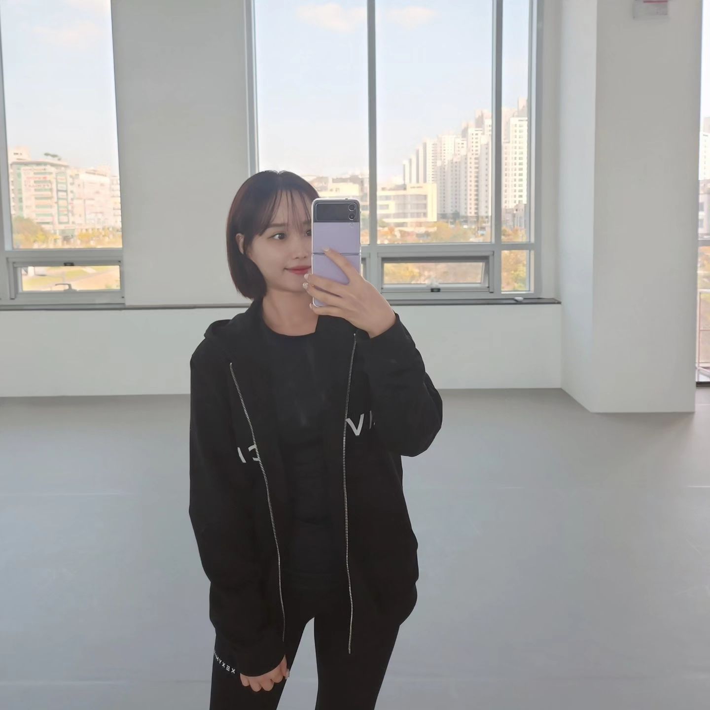 머리 자른지 벌써 한 달 ,,

이제 겨울이고 염색하기 귀찮아서 어두운색으로 덮으려고 했는데 원장님도 어두운 게 낫다고 하셔서 결정 👍🏻

어울리는거 알려주시고, 살짝 다듬어주셨는데 깔꼼해보인다구여 😆

#협찬 #리뷰노트 #두정역미용실 #두정동매직잘하는미용실 #두정역셋팅펌 
#마음헤어 #두정동염색
