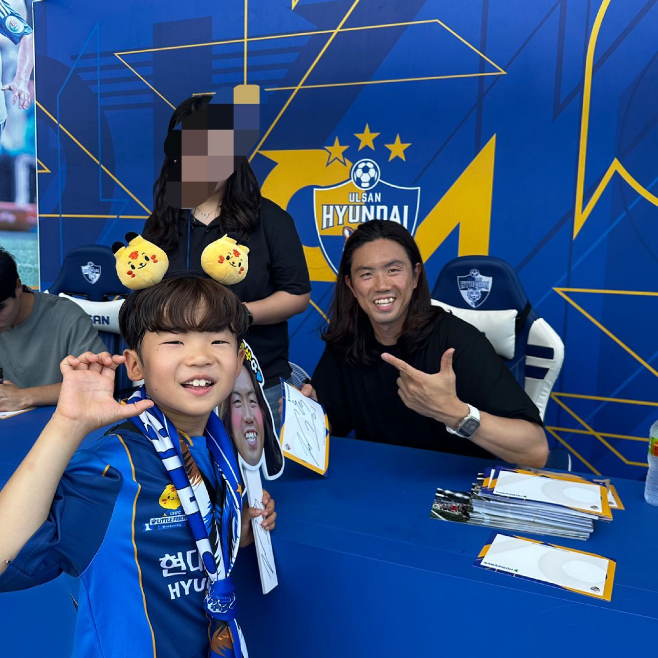 2023.09.03🐯⚽️
문수홈에서 광주랑
⠀
경기전 울산현대티비 출연 잔뜩한 재우
광주 어린이팬에게 파니니카드 나눠주고
광주 화이팅!.!해줬는데...😅

(나..많이 속상했네..😅이제야 올리는 그날의 기록)
⠀
베리나히쑤삼촌 윤구형이랑 사진도찍고💙💛
⠀
24유니폼도 베리나히쑤✌️
⠀
#울산현대#울산현대축구단#문수구장#베리나히쑤#조수혁#강윤구#설영우#K리그#애스타그램#말띠맘#셀카#셀피#인친#소통#외동#외동아들#인스타데일리#_재우야사랑해💕#맞팔#선팔#일상#재우맘
⠀