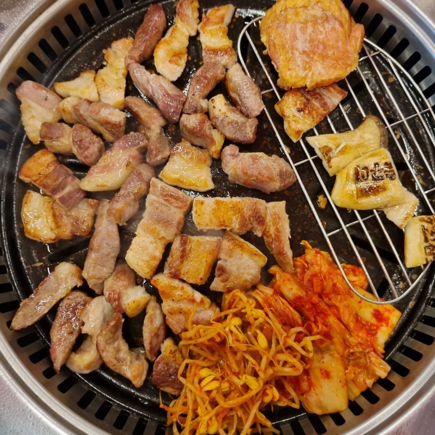 배고프니 더 생각나는 삼겹살
친구들이랑 점심부터 고기 먹으러 가서
삼겹살,목살,가브리살까지 세트로^^
#신창동맛집
#신창동삼겹살맛집
#육일참숯구이 

💜🩵💛🩶💙❤️💚
숙성된 고기가 부드럽고
노릇 노릇하게 구워주시니
맛있게 먹기만 하면 되니 굿!!
#신창동점심맛집
#신창동회식장소
#신창동외식장소 

고기 맛있게 먹고 마무리는
돌솥비빔밥👍

➡️ 광주 광산구 신창로72번길 10-21 1층

➡️ 영업시간 오전 10시~ 오후 10시

맛있게 잘 먹었습니다