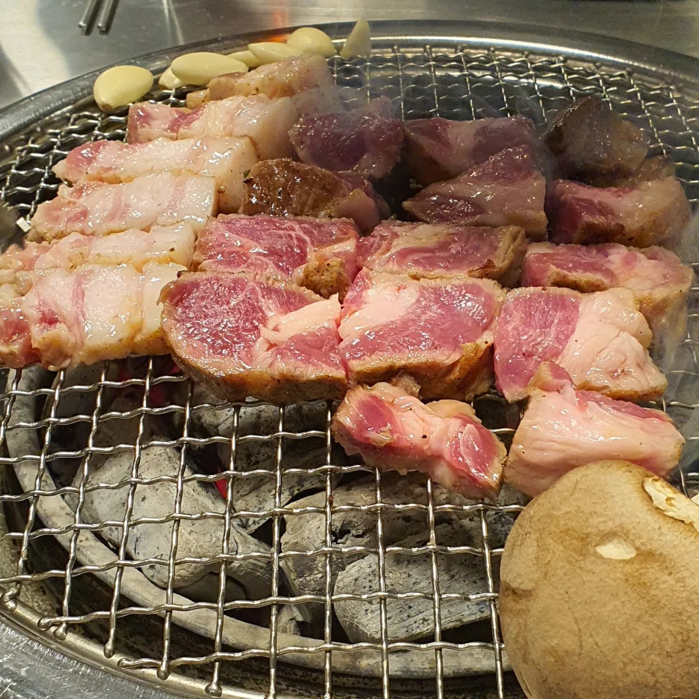 넘 맛있는 이베리코 ,, 부드럽고 존마탱 
.
#두건쓴형제수영점 #부산 #특수부위맛집 #이베리코 #회식장소 #수영고기맛집 #수영고깃집 #돼지껍데기 #가족모임 #부산맛집 #수영맛집 #맛스타그램