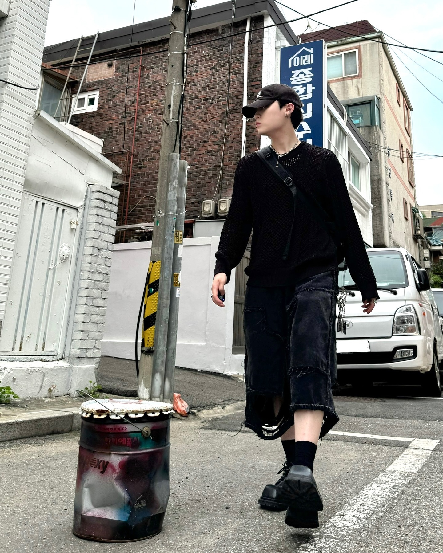 #협찬 #takeasy 
“린넨 피셔맨 루즈 니트(블랙)”를 협찬 받았습니다.

•전체적으로 부드로운 니트의 재질과 시스루 포인트가 들어가 있으며 시스루 포인트로 유니크함을 작용시키기 좋은 제품이라 생각이 듭니다.

•색상은 블랙,네츄럴,화이트 3개로 제품이 구성되있습니다.

•그중 저는 블랙으로 선정하여, 코디는 상의 의 컬러와 무드에 맞게 데님 버뮤다와 데님 볼캡, 스퀘어 로퍼를 착용하며, 실버 키링과 악세사리, 크로스백으로 올블랙 코디를 마무리 하였습니다!

•제품을 착용해봤을때 소재나 기장감, 퀄리티는 너무 부드럽고 적당하여 좋았습니다. 
하지만 현재 여름 날씨 보단 이번 다가오는 가을이 적합한 제품이라 생각이 듭니다.

•현 제품 및 이외 다른 생삭 상품과, 이쁜 제품들도 많으니 무신사 와 TAKEASY 홈페이지에 방문 및 구매를 추천합니다!