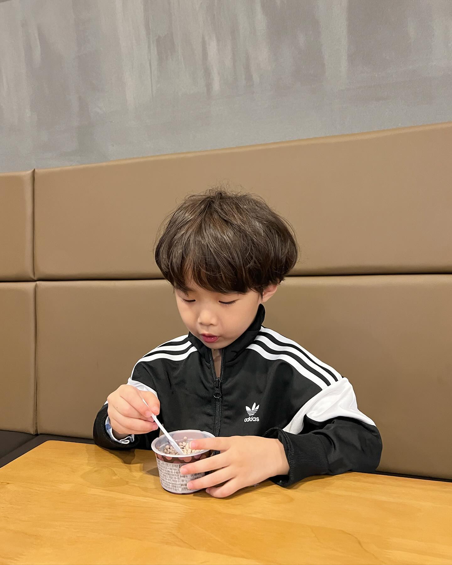 #어린이날🎈 #키즈카페에서🎪 #달리는토끼🐰 
​
비 오는 어린이날💛 바람 쐬러 가려고 했던 계획은 Bye..🥹
늦잠 자고 일어나서~ 정오까지 집에서 뒹굴뒹굴 좀 하다가~🙄
​
키즈카페 다녀왔어요 🙌 비 소식에🌧 당연 키즈카페가
제일 먼저 떠올랐지만💡오늘같이 비 오는 어린이날엔..😅
​
북적북적 발 디딜 틈이 없을 것 같아서 오조오억번 고민‼️
다른 대안도 없고, 어린이날인데 집에만 있게 할 순 없어서~
​
일단 나서보았어요🎶 역시나  대기 줄이 어마 무시함💦
뭐.. 어느 정도 예상은 하고 왔기에 애써 침착 모드로 입장🤭

리뉴얼하고 나서✨ 처음 방문하는 달리는 토끼 키즈카페
무엇보다 아이들 놀 거리가 더x2 풍성해지고 넓어졌어요💛
​
울 장꾸👦🏻 어른 반 아이들 반 정신없는 광경에 어리둥절👀
하지만 이내 곧 적응하고 열심히 뛰어다니며 즐깁니다. 😝😝
​
하루 종일 집에만 있었으면 엄빠 맴찢이었을 텐데..🥲🥲
그래도 이렇게 나와서 뛰어다니며~ 즐거워하는 모습을 보니🎈
​
잘 나왔다 싶은 생각이 들었어요 어린이날 비 오는 건 반칙🙅🏻‍♂️
내년 어린이날엔 엄빠랑 더 재미나고 즐거운 하루 보내자🫶💕
​

#5월5일어린이날🎈#비오는어린이날☔️ 
#아빠손잡고키즈카페🩵 #5월달엔행사가많네✨
#가정의달🌸 #우래기들사랑해😍 #삼형제그램👦🏻👶🏻👶🏻
#일상그램🌿 #둥이그램❤ #동네그램🍦 #소통좋아요🙌 
#고모가사준옷입고🙆🏻‍♂️💕 #즐겁고신나게놀다왔어요오👋👋