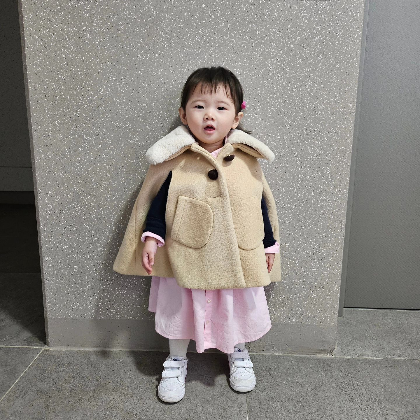 👧🏻

03.06 
등원 3일차!

#도치맘
누굴닮아 이렇게 앙증맞지💗

오늘도 적응 잘하고 하원후 문센!!!!
좀 컦다고 오감놀이 재미없단다...ㅋㅋ
10분하고 엄마 나가재서 나오고 취소😂

오늘도 쭈니랑 만나서 신나게 뛰어놀기~
[안으로 들어가서 죄송해요 금방 나왔답니다🥹]

__________________________________________

slowgrow_official #케이프코트 

#오등완 #등원룩 #ootd #등원샷 #현대백화점 
#문센 #문센데이 #우정 #흑호랑이띠 #흑호랑이띠맘
#딸 #딸램 #딸맘 #아기패션 #아기모델 #귀여운아기 
#폴로랄프로렌 #폴로베이비 #슬로우그로우 #홈피팅