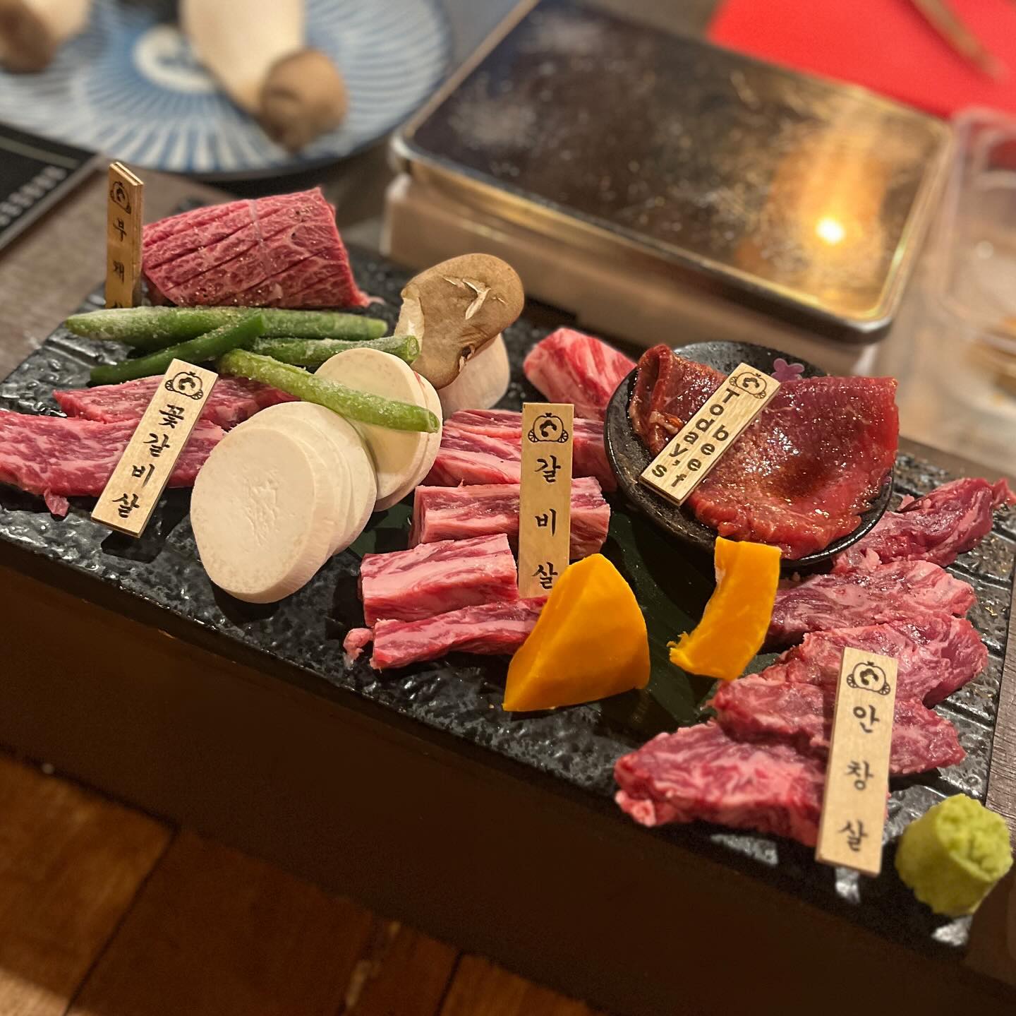🍴#예삐푸드 #예삐맛집 😋
.
.
.
#호박꽃마차 #호박꽃마차상동점 
.
.
📍경기 부천시 소향로13번길 28-14 117호, 118호
⏰매일 17:00 - 01:00
📖마차 모리아세 (2인) 67,000원
(꽃갈비 / 살치 / 안창 / 부채/ 갈비 / 토시 / 소꼬리 / 닭목살)
.
.
.
상동역에 호박꽃마차라는 외관은 브런치 파는 카페 같지만 
야끼니꾸 소고기전문점.....
분위기도좋고!  친절했던곳
둘이서 모듬 하나 시켜서 배불르게 먹었당
다찌석이라 주문즉시 써는 프리미엄 와규 구경하는재미가 있움
.
.
. #상동술집 #상동역회식 #상동역맛집 #상동맛집 #상동호박꽃마차