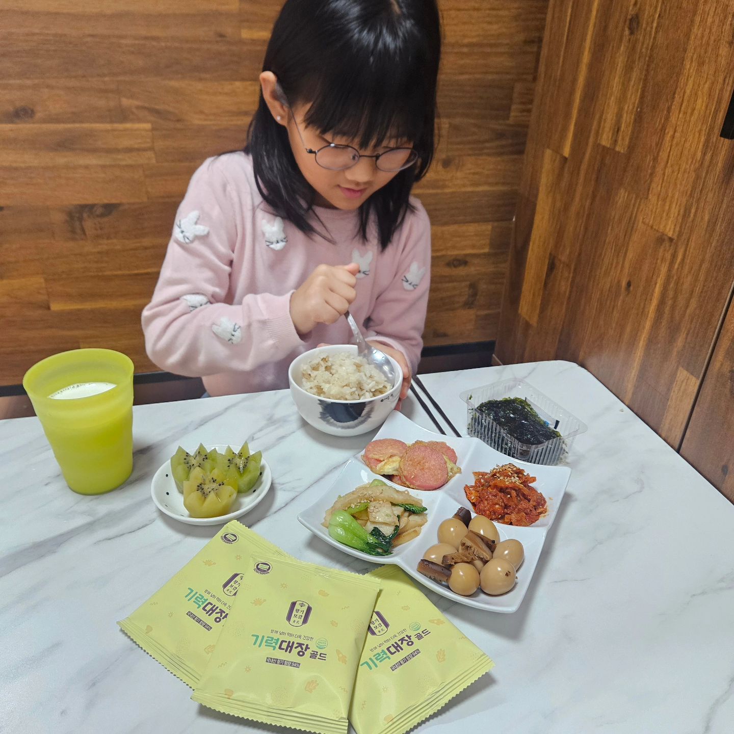 #기력대장챌린지
.
.
우리집에서 제일 마른아이👧
오늘도 밥한공기 뚝딱🍚🍚🍚
밥 많이먹고 쑥쑥크자!!!
(너 안크면...다들 엄마 닮아서 작다고할꺼야,
엄마는 그말이 제일 듣기싫어😭)
.
.
강원도 청정 햇볕을 받고 자라난 국내산 황기 94%함량!
그냥 잘씻은 쌀위에 물넣고 #기력대장 하나 올려주면
키크는밥짓기 끝!
한약맛 전혀안나서 아이들은 밥에 뭐 넣은줄도 몰라요🙈🙈
#기력대장골드
#황기 #국내산황기
#밥스타그램 #밥심
#어린이스타그램 #딸스타그램 
 #초딩 #키성장 #협찬