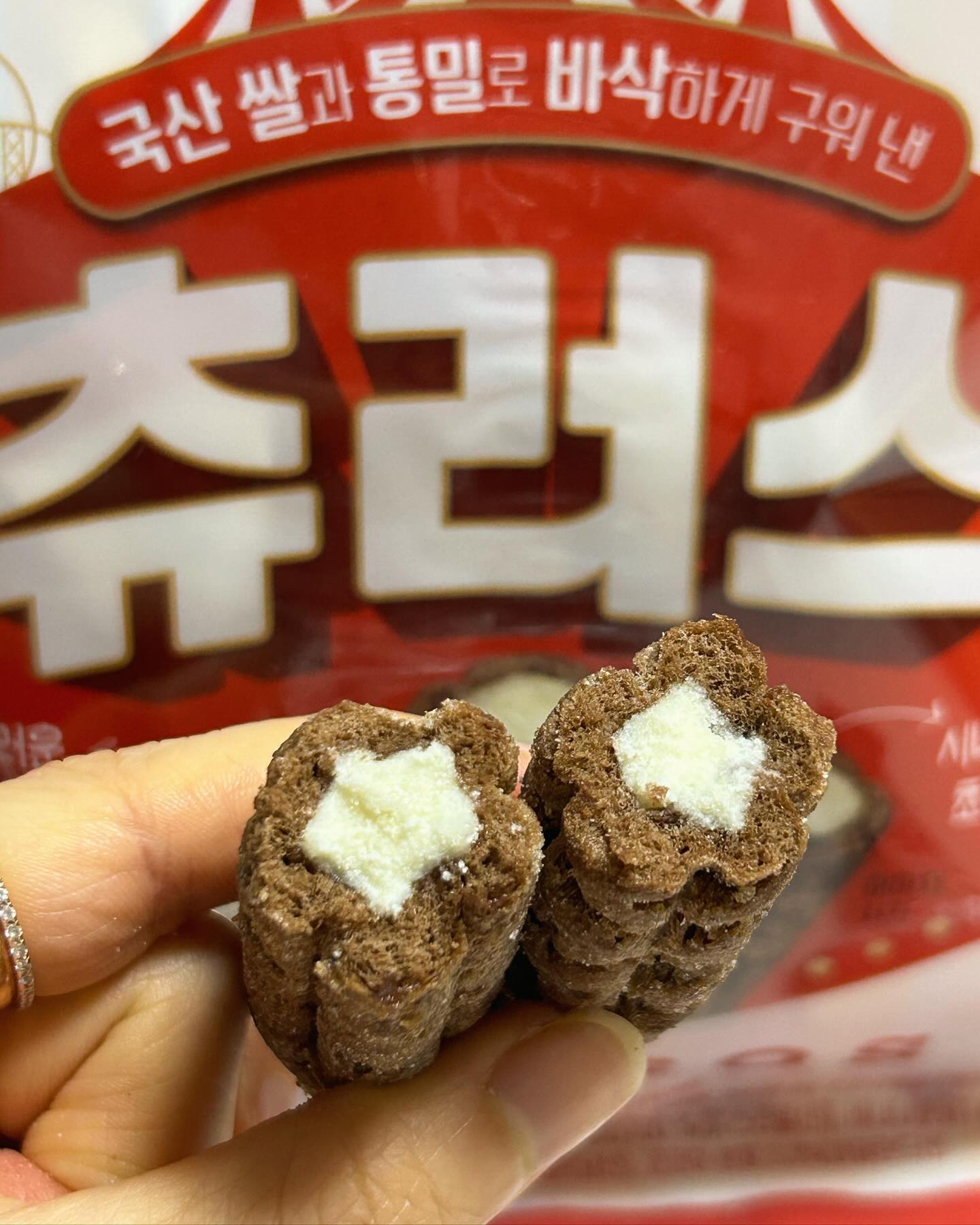 📦구워 만든 곡물그대로21 츄러스 #협찬 
국산 쌀과 통밀로 바삭하게 구운 츄러스🤎

시나몬향과 초코맛이 나는 바삭한 과자 안에
부드러운 바나나우유 크림이 들어가 있어서 맛있다🤍

밀크칼슘을 첨가한 고칼슘 스낵이라 건강하게 먹기 좋고
바삭한 초코맛과 부드러운 바나나 조합이 너무 잘 어울림
개별 포장되어서 간편하게 먹기 좋은데 계속 먹게 된다❤️

#츄러스 #곡물그대로21 #곡물그대로21츄러스 #신상과자 #개미식품 #맛있는간식 #스낵 #곡물과자 #곡물그대로 #구워만든곡물그대로21 #과자추천 #맛있는과자 #츄러스과자