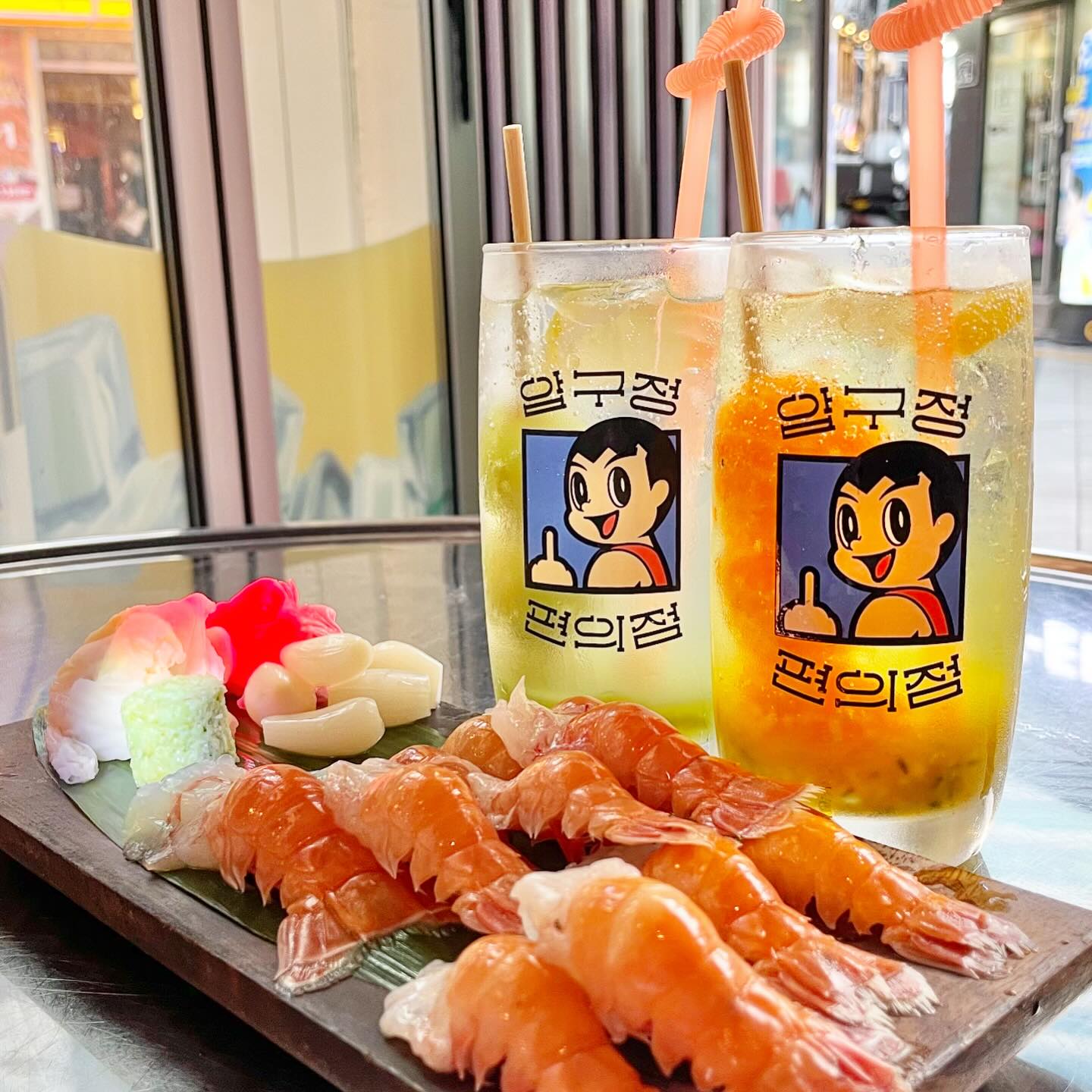 압구정 편의점🦐🍹🍸🪩
.
오사카 아닌가여 ?ㅋ̄̈ㅋ꙼̈ㅋ̆̎ㅋ̐̈ㅋ̊̈ 
서면에서 딱새우회를 먹다니
머선일이 새우ㅋ̄̈ㅋ꙼̈ㅋ̆̎ㅋ̐̈ㅋ̊̈
껍질 위험하니까 입술 조심하기 
.
.
.
.
#압구정편의점 #압구정편의점서면점 #딱새우회 #협찬