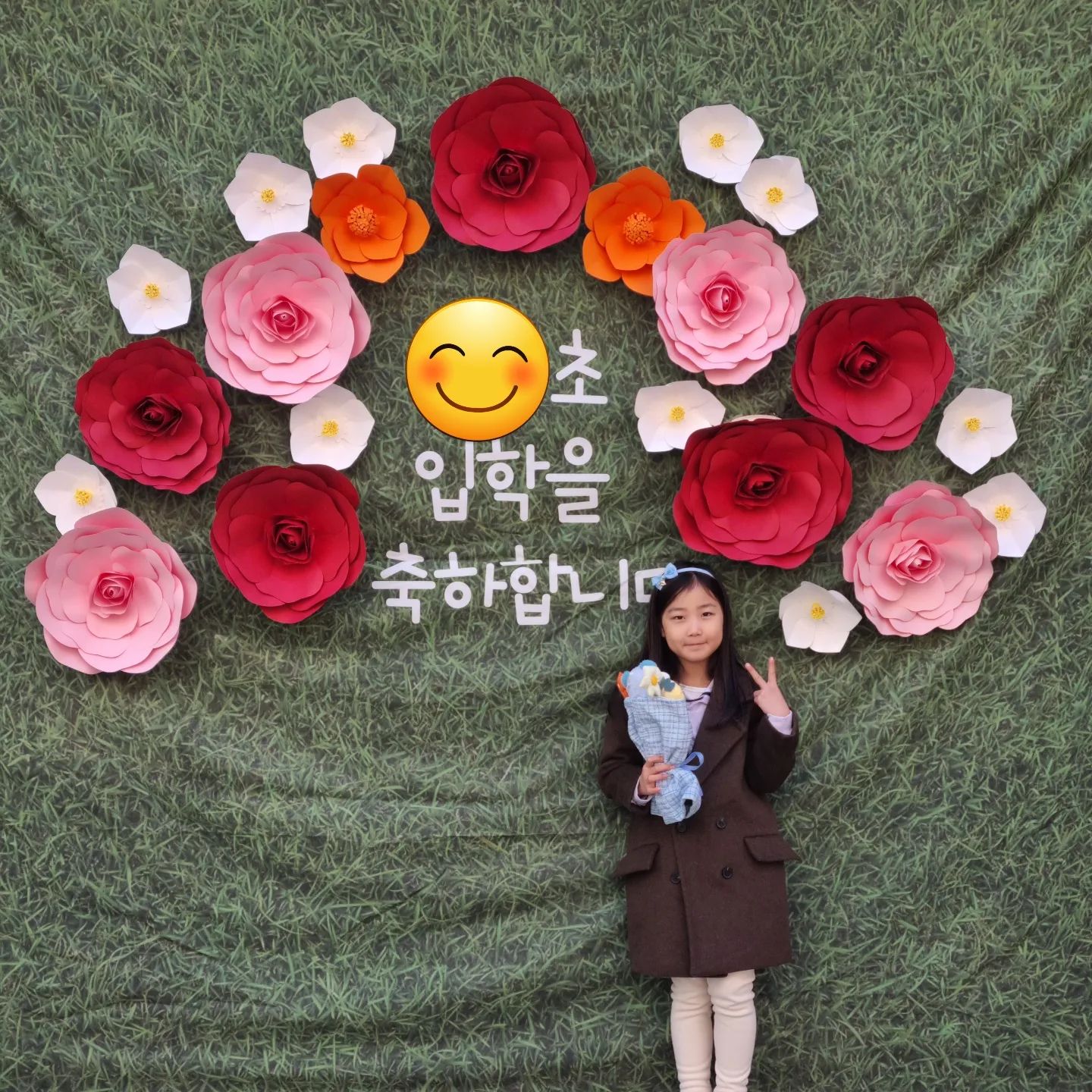 #입학식

드디어 둘찌도 학교 들어갔어요 ㅎㅎ
첫찌 1학년때 담임선생님이 둘찌 담임 되서
넘넘 기쁜거 있죠 ㅎㅎ
거기다 맨 앞자리 된 것도 넘 다행이고..
집중해서 대답도 잘하는 모습보니 걱정 끝.
얼집때 친구들, 같은아파트 친구들이 꽤 많아서
학교 생활도 잘할듯 해요 
원래 매번 나 혼자 걱정하는거지만...
초등된 걸 축하해^^
내일부터 잘 다녀보자♡
.
.
#초등입학 #8살 #8세여아 #학교가다 #낼부터가방메자 #여우자매