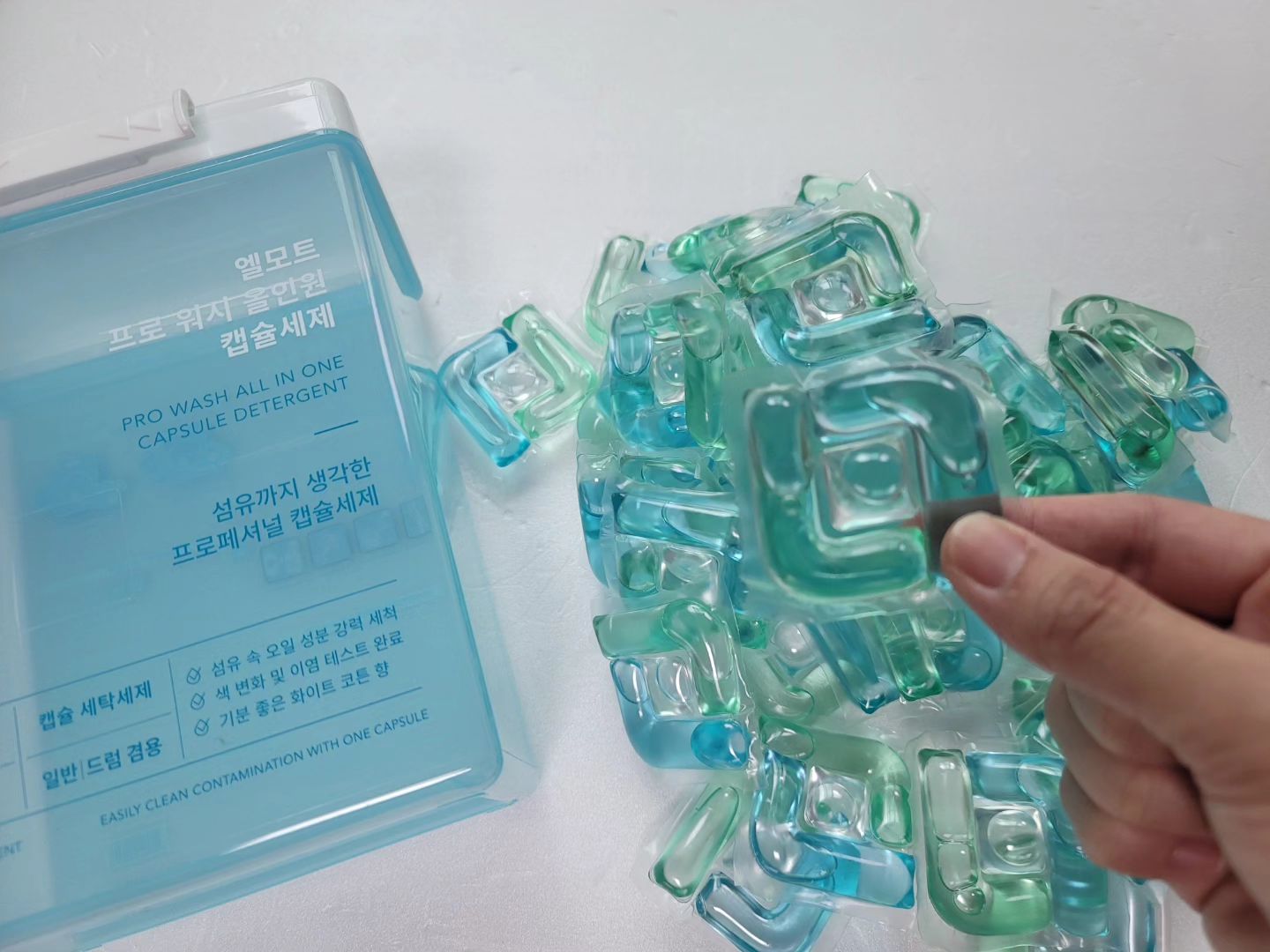 #제품제공 #엘모트

아이들 옷이 기름때도 많고 더러워서 세탁을 해도 안지워지는 경우가 있더라구요. 그래서 고르고 골라 선택한 엘모트 캡슐세제에요.

예전에도 종종 써온 제품인데 이번에 업그레이드 됐네요.

✅️레몬추출물이 들어가 있어서 생활속 기름때 제거
✅️이염방지제 함유
✅️섬유유연제가 필요 없이 한번에 가능한 화이트코튼 향기
✅️파라벤 6종, 형광증백제 등 유해성분 11종 무첨가

기존 세제는 계량하는게 힘든데, 이건 옷양에 맞춰 넣기만 하면 되니 간편해요. 거기다 예쁜 색깔이 세탁실 분위기를 바꿔주네요.🙊

#엘모트캡슐세제 
#프로워시
#캡슐세제