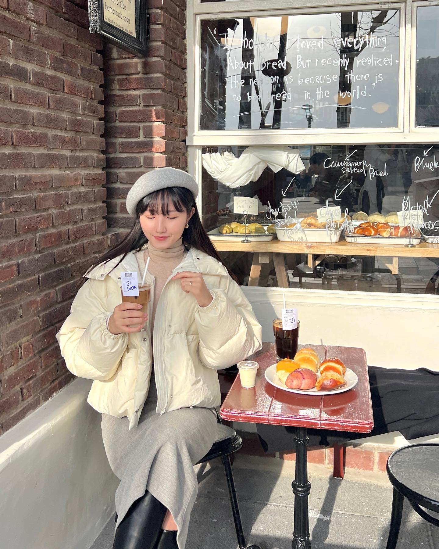 런베뮤 사장님의 초초초신상작품 🥐
12.9일자에 오픈한 따끈따끈 신상카페이고 소금빵과 바게트가 유명해요!
감자치즈+블루베리+딸기버터바게트는 무.적.권. 담아주시고🤍💙
📋 주말 9시30분 방문기준-웨이팅 1시간 후 야외테라스 착석했고
- 따로 웨이팅테블릿이 없어서 그냥 줄 서셔야 해요!
👩🏻‍💼 직원분들이 짱 많으신데 모두모두 친절하셨어요
내부가 넓지 않지만 센스넘치는 인테리어 구경하는 재미가 쏠쏠하고💫
음료에 이름 새겨주시는 디텔까지 눈여겨봐주세요 👀
베이커리 관심없는 오빠가 야무지게 포장까지 해간 고런 후기임니두😊

📍#아티스트베이커리 (주차불가❌)
-안국역 1번출구 바로 앞 위치
#죠니pick서울