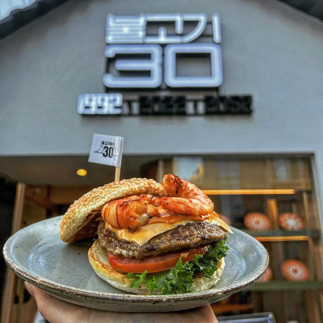 살뮤(먹스타그램) on Instagram: "{광고}‼️익선동에 롯데리아 불고기버거 30주년 축하파티가 열렸어요❤️‍🔥 

@lotteria_kr #협찬

. 
09.22 - 10.10 👉익선동 루프스테이션

🎖지금 익선동에서는 
롯데리아의 과거 현재 미래를 엿볼수있는
세가지 컨셉의 체험관/포토존이 있고

한정판버거와 미공개 신메뉴까지 먼저 get할 수 있다

_
✔️덕인관한우떡갈비버거
-매실절임이 포인트로 올라가있는 버거
-패티가 덕인관의 명인떡갈비로 되어있는데
패티 식감과 육향이 살아있음👍

🫒특히 매실이 피클역할을 대신 하는데 
상큼하면서 과일 단맛이 진짜 넘 잘어울렸다
매실절임 더 얹어먹고싶었움ㅎㅎ🥰

_
✔️2022 블랙타이거 불새버거
-그리들 블랙타이거 새우가 두마리 올라가 있는 미친 비주얼
-거기에 우리가 아는 달달하고 맛있는 롯데리아의 정체성 불고기패티까지🍔

새우가 넘 통통해서 존재감 제대로 어필했고
치즈랑 치폴레소스랑 패티랑 익숙하면서 새로운 jmt

글쓰면서 상상하니 또 먹고싶네🤣

_
이쁜 사진 많이 건지고,
각종 일러스트 작품 구경에 
커스텀 굿즈 에코백 제작까지..❣️❣️

다 못올렸지만 귀여운 굿즈랑 조형물도 너무 많구 넘 재미써따

돌아가는 번쩍번쩍 은빛 햄버거 넘 귀엽지않나요?!!😆
앞으로도 불고기버거 오래오래 가자~~

_
#불고기버거30주년 #축하해
#불고기랩9222 #불고기맛집롯데리아
#덕인관떡갈비 #익선동루프스테이션 #롯데리아신메뉴 #롯데리아팝업 #불고기버거"