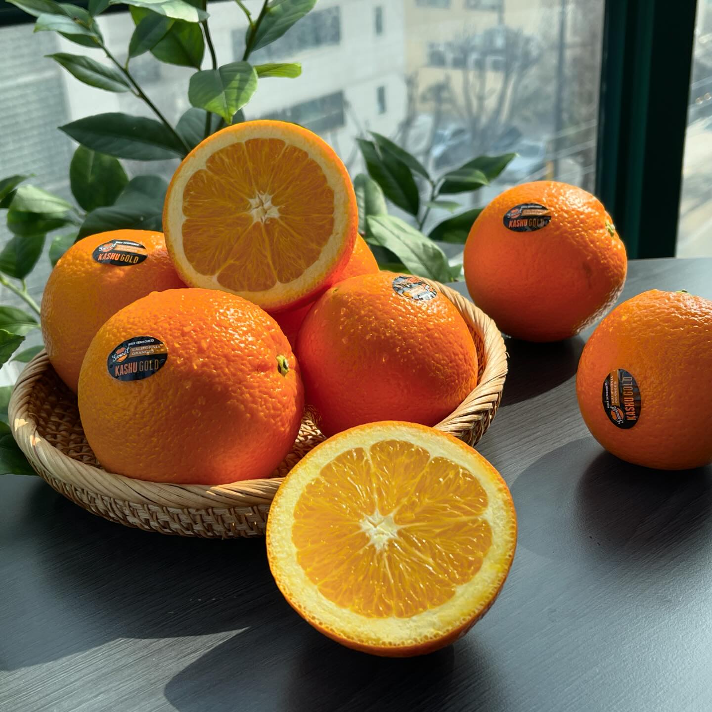 🍊까슈골드 블랙라벨 오렌지🍊

당도 12브릭스 이상의 오렌지만 선별!
우리집 첫 🍊오렌지로 선택하기에 어느하나
부족함이 없는 고당도 프리미엄 오렌지랍니다😋

🌈1년 중 1월부터 4월까지만 맛볼 수 있는
특별함이 가득한 시즌과일로 원래 과일은 시작시즌이
맛있는거 아시죠🤭 미국 캘리포니아에서 수확하는 네이블 오렌지는
산미가 적고 당도가 높아 늘 인기있는 과일이에요👍

😎하나를 먹어도 맛있는 과일만 먹겠다!! 하는분들을 위해
특별히 준비한 😎프리미엄 까슈골드 프리미엄 블랙라벨 오렌지🍊

지금 💜마켓민팅에서 만나보실 수 있어요

#캘리포니아오렌지🍊 #블랙라벨오렌지 #오렌지 #네이블오렌지 #맛있는오렌지 #🍊 #🍊🍊🍊 #프리미엄과일 #프리미엄과일가게 #마켓민팅 #12브릭스오렌지 #고당도 #고당도오렌지🍊 #프리미엄수입과일 #수입과일 #수입과일전문점 #믿고먹는 #믿고먹는맛집