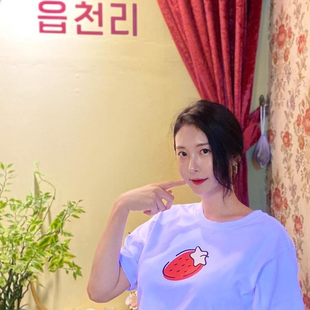 Kim Haeun ⭐️daily💕 on Instagram: "#광고 유니크한 디자인 버디즈 반팔티 딸기 크롭티 입어봤어요 😆‼️🍓 ㆍ 고품질 원단을 이용하여 국내 자체 제작한 하이 퀄리티 티셔츠 ~😀🙌✨ 가벼우