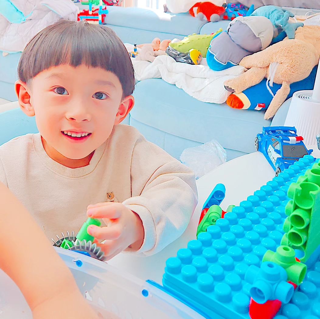 #협찬

저희집 아이들이 집에서 꾸준히 가지고 노는 장난감들이 몇종류가 있거든요. 바로 자석블록, 레고, 폴리엠, 맥포머스 그리고 로봇장난감들인데 자기들끼리 휘리릭 뚝딱 창의적으로 블록을 만드는 모습에 매번 감탄을 한다죠😲😲👍👍

​이번에 선택한 시리즈는 '폴리엠 메카닉'은 기어휠과 기어박스를 활용해 기계의 개념과 동력 전달, 상향 운동, 구동 운동 등과 같은 복잡한 기계적 운동 과정을 이해하며 ​체계적인 과학원리도 배워볼 수 있으며 아이들의 창의력을 더해 세상에 하나밖에 없는 특별한 작품도 멋지게 만들 수 있어요😎😎😎

특히 이번 시리즈에는 모자를 쓴 팔다리가 있는 사람 피규어 브릭이 포함되어있어 더 재미있는 놀이가 가능하며 아이들이 좋아하는 창의블록장난감으로 '폴리엠 메카닉'을 추천해요👍

https://www.kidsschole.com/pages/products/detail/747
kidsschole.official polym_korea
#폴리엠 #폴리엠메카닉 #키즈스콜레 #폴리엠블록 #유아블록 #블록 #블록장난감 #남아장난감 #장난감추천 #유치원교구 #어린이집교구 #창의블록