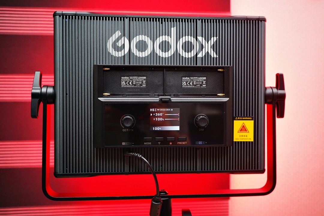 #협찬 #체험단
#가우포토 #GODOX #고독스 #LDX50R
촬영장비 전문 브랜드 고독스(GODOX)에서 올해 새롭게 출시한 #패널라이트 신제품을 체험 해 봤습니다.
(해당 리뷰는 프로필란에 있는 블로그주소로 오시면 볼 수 있습니다)

색온도는 최소 2,500K 부터 최대 10,000K까지 조절이 가능하고 DC파워 연결을 통한 유선사용, NP-F/V-mount 배터리 2개를 연결한 무선사용이 가능한 패널라이트로 장소구애 받지 않고 다양한 색감으로 공간을 화려하게 연출 할 수 있습니다.

후면은 특수 설계 된 금속 구조로 쿨링팬이 없어도 열을 효과적으로 방출할 수 있도록 만들어져 소음없이 정숙하게 사용할 수 있으며 내구력 또한 높아 오랫동안 사용할 수 있도록 튼튼하게 제작이 되었습니다.

godox light 전용 어플리케이션을 통해 스마트폰으로 색온도, 컬러 채도,명도 등을 조절 할 수 있고 다양한 RGB효과를 지원하는 FX모드로 마치 딩고라이브 배경처럼도 연출 할 수 있고 모닥불효과 처럼 운치있는 분위기 연출도 가능해 #유튜브방송장비 로도 색다른 #셀카 사진을 위한 #RGB조명 #셀카조명 으로도 추천드리고 싶습니다.

gauphoto.official 
gauphoto.co.kr