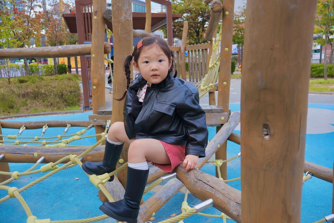 #생후1272일 #41개월아기
황다은이의 #ootd
다은 픽 가죽자켓💘

다른거 입자니까 가죽자켓이 이쁘다며
가죽자켓 입고 갈꺼라고ㅋㅋㅋㅋ

이젠 자기옷 스스로 코디 하는 4살 황다은