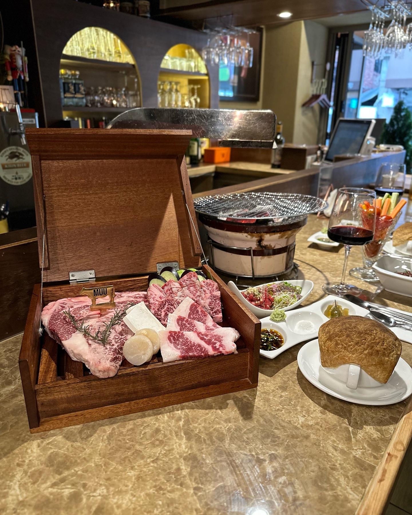 강남 감동적인 한우오마카세😌

성격 급하면 내려서 결론부터 보세요!

일단 BMS 9등급 웻에이징 숙성한우에
전문 교육을 받은 전문 그릴러 분들이
하나하나 그릴링 해주시고 

육즙 가득한 T-bone 스테이크에

애피타이저로 육회에 
한국식으로 재해석한 마파두부
단호박 스프
된장찌개에
한우떡갈비솥밥까지 정말 맛있게 배부른 구성에

특별한 날 레터링 서비스도 무료에

주류도 필수가 아닌 땅파서 한우 공수 하는 곳인데

콜키지 프리에 주차까지 무료인 갓성비 미친곳이예요❣️

📍서울 강남구 강남대로122길 55, MUU한우다이닝 논현본점