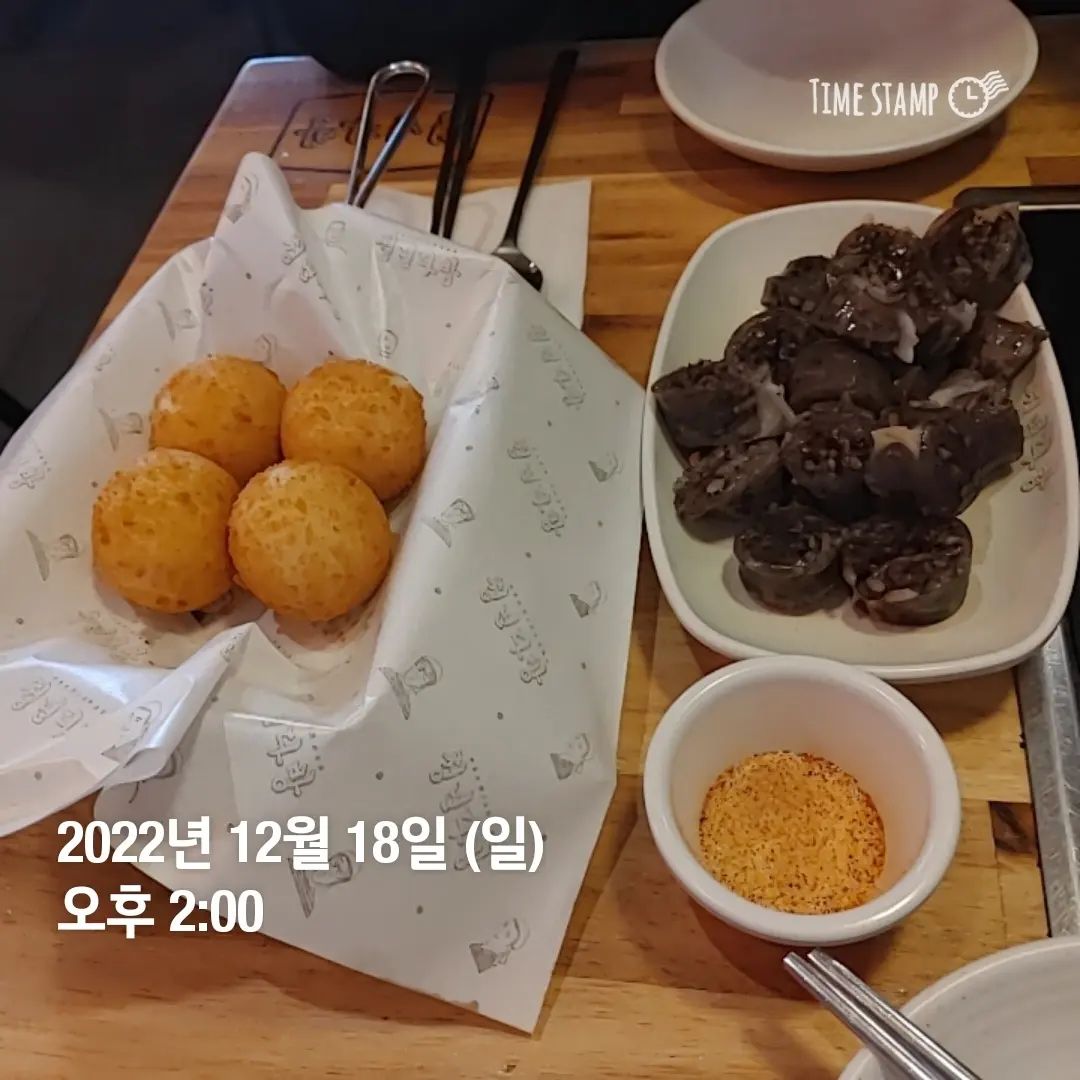 D-0

끝!!!!!!!

사진찍는거 그렇게 싫었는데,
촬영 내내 너무 즐거웠다.

촬영 끝나고 쌤이랑 떡볶이 냠냠!!!
사이드까지 알차게 추가해서 한풀이 했다!

뚠뚠하게 먹고 메이크업 받은 김에
증명 사진이랑 여권 사진 찍으려고 했는데,
스튜디오 정보가 맞지 않아서 한참 헤맸다.
그러다 겨우 한 곳 찾아서 예쁘게 찍고 받았다.
역시 사진은 보정이지(?)

저녁으로 소고기 무한리필 뿌수겠어!! 했는데,
왠일... 안들어가...8ㅅ8
먹다가 배 찢어질 거 같고, 체기 생겨서 스톱...
내 위.. 나약해졌어.. 떼잉...

집에 걸어오는 길에 단거를 조지겠어!
하는 마음으로 편의점, 과자가게 들렀으나..
막상 들어가니 안땡겨서 그대로 나왔다.

집 도착해서 캬베진으로 마무리 굳굳...
위의 한계를 알았으니 적정량으로
건강하게 살겠습니다요 네네ㅠㅠ

마무리까지 깔끔해야 미덕이기에
짐풀고 집정리중!
알찼습니다!
조금 쉬고 다음을 위해 재정비해야지!

#바디프로필도전 #완주 #다이어터에서유지어터로 #다음은 #과연...