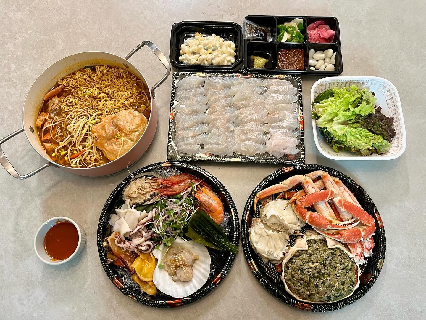 #협찬 #대포항맛집 #속초대게맛집 #속초대게 #속초횟집 #대포항횟집 #라마다속초맛집 #롯데리조트속초맛집 #대포항대게 #어부지리

집 가는 길 남편이랑 먹을 대게 포장하러 방문한 어부지리
대포항은 라마다, 롯데리조트 같은 숙박시설이 잘 되어있는데
근처 숙소에서 포장해 먹기 좋은 속초 대게 맛집이다😋

매운탕 대신 홍게라면을 골랐는데 기가 막혔고
살수율 좋은 대게 한 마리, 게딱지 볶음밥은 환상이었다.
쌈 싸 먹는 모둠회며 독도새우, 전복, 무늬오징어와 같이
프리미엄 해산물 세트는 절대x100 잊지 못할 것 같다👍

최근 확장 이전하면서 매장이 더욱 커지고 쾌적해졌는데
잊지 말고 다음 속초 여행 때는 매장에서 먹어봐야지!!
대포항 어부지리 덕분에 완벽한 속초 여행이었다.

대게 대게 맛있는 어부지리❣️