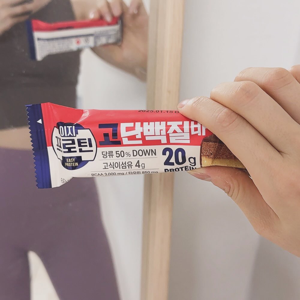 #협찬

라섹하고 집에서 회복만 하고있다가 굴러다닐 듯한 내몸을 보고 
홈트라도 살살 시작하는 요즘.... 

유산소 늠 재밋잖아....? 

헬스장에서 근력만 할때는 유산소 안좋아했는데 
이젠 운동이면 뭐든 좋아❤️‍🔥

비오는 오늘도 생활속에서 틈틈히 운동하고 
단백질 챙겨 먹을거야!! 

#이지한3일챌린지 #이지프로틴단백질바 #이지프로틴고단백질바 
#TEAM_GO #이지프로틴 #단백질바추천