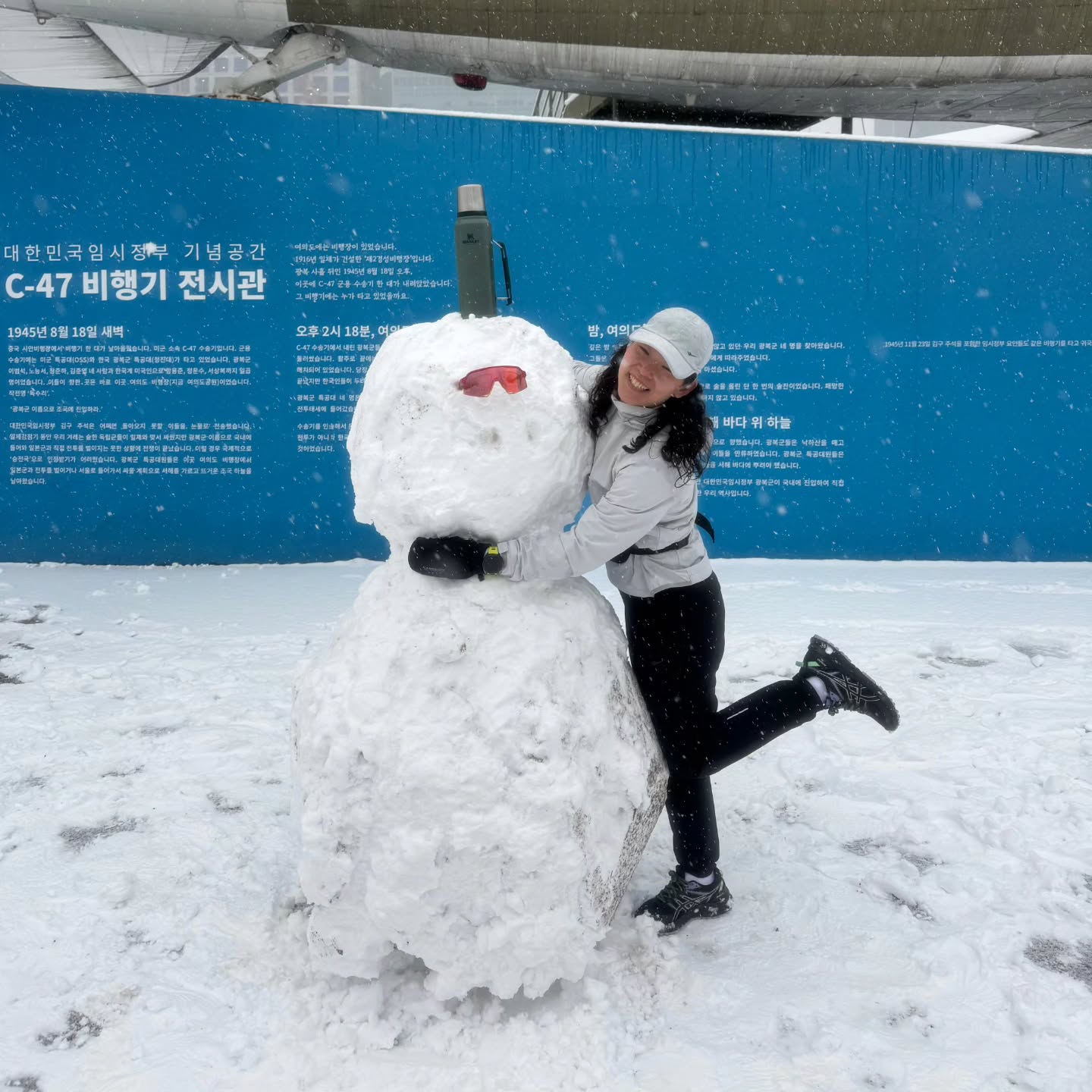 함박눈과 함께한 올해 첫 정기런☃️
뽀도독 뽀도독 설중 러닝 좋았댜❄️ 2025.01.05

그런데 여공 온 모두가 한 마음이었는 지
마지막 페이지 보면 완전 눈사람 집회🤣
눈사람이 몇명인지 맞춰 볼까요🤔

runnershigh_kr

#러너 #러닝 #마라톤 #오운완 #오런완 #운동하는여자 #운동기록 #일상 #영상 #사진 #셀카 #런스타그램 #일상스타그램 #라이프스타일 #다이어터 #runner #running #marathon #workout #ootd #マラソン