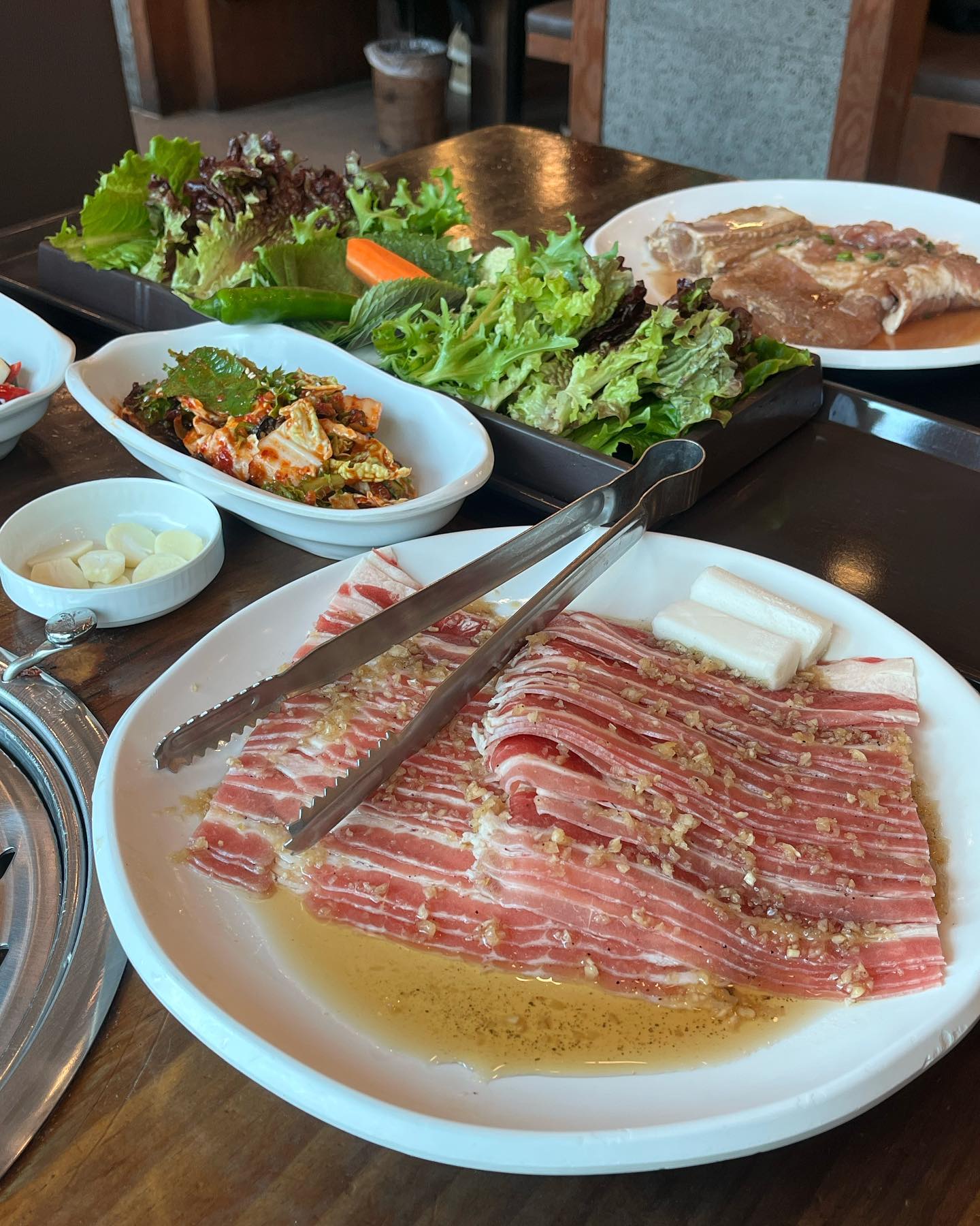 오늘 저녁은 가족들과 외식을 했답니다 💟 오랜만에 집이 아닌 밖에서 차돌박이를 먹었는데 역시 백종원 본가는 실패없는 법! 
내돈내산으로 학생때부터 지금까지 쭈욱 오고있는 맛집인데 저희집 근처에도 생겨서 방문했답니다! 

하단 본가는 넓고 쾌적하고 직원분들도 친절하시고 음식도 너무 깔끔하게 잘 나오는 하단맛집 중 하나인데요! 본가는 특히 쌈채소가 다양해서 어른들도 너무 좋아해서 종종 방문한답니다 🥩🤍 

세트구성 중 A코스로 차돌박이와 양념갈비 그리고 식사류로는 차돌된장찌개를 주문했는데 계란찜까지 완벽한 식사였어요 지금 글쓰면서도 배가 고프네요..🤍 이번 주 내내 비가와서 축쳐지는 날인데 하루는 외식하면서 힐링하세요 🥩 고기체고 ♥️