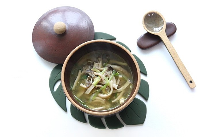 #밥먹자 

쌀쌀한 아침
뜨끈하게 느타리버섯들깨국으로 든든하게 챙겨요.

#맛있는수다 
#집밥 
#일상 
#국 
#아침국 
#뜨끈한국물 
#쫄깃 
#맛스타그램😋 
#맛있다