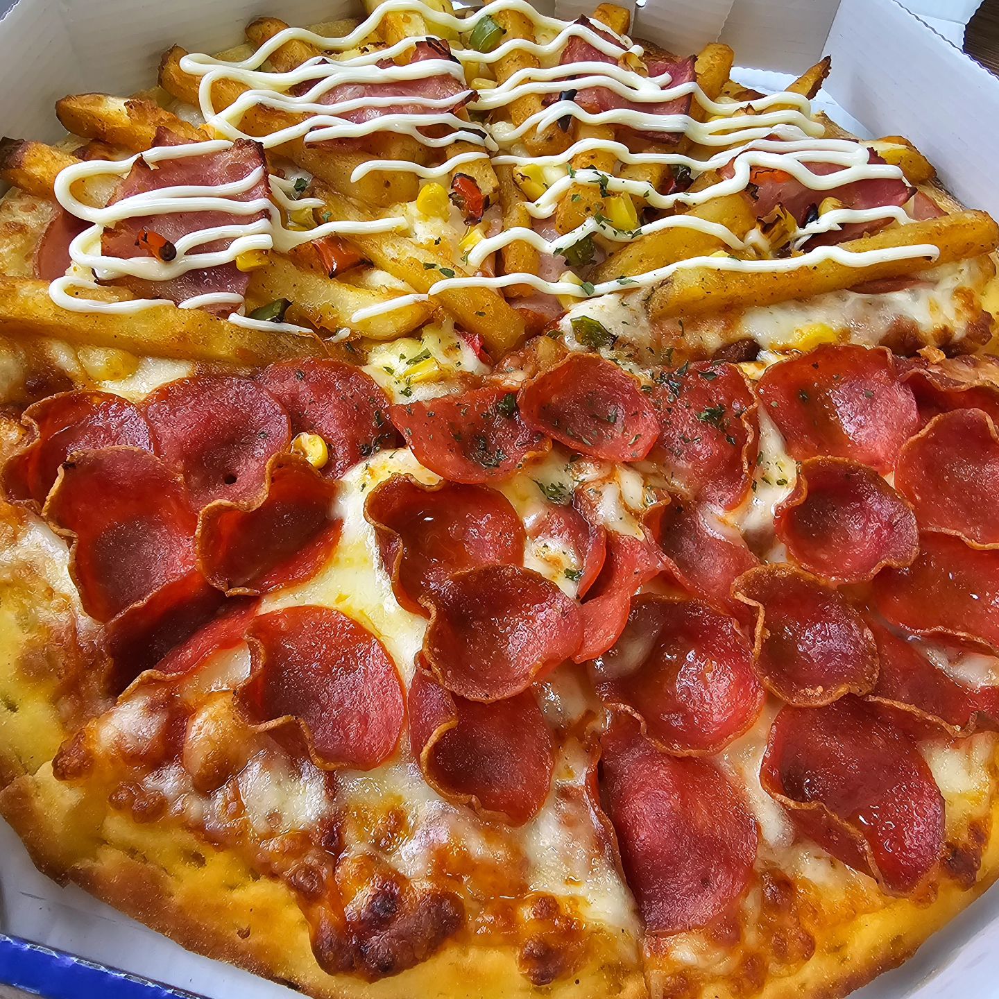#협찬
지구인들에게 맛있는 피자를 맛보이려
삐리삐리 외계인피자 상륙 ㅋㅋㅋㅋ 👽 

빈틈없이 가득이었던 페퍼로니 피자와
베이컨 포테이토 반반피자 포장! 🍕 
빠지면 아쉬운 치즈오븐스파게티와 함께 뇸뇸

갈릭디핑소스 듬뿍 올려서 한입 와앙 하면
입안 가득 행복한맛! 😋

스파게티는 딱 아는 맛의 정석!

맛도 좋았는데 가격도 착해서 매우 만족
도우도 쫄깃하고 토핑도 듬뿍이라 맛있음 ++
가게 인테리어도 귀엽고🤗
피자 포장박스 끼지도 귀여웠다능!

💟 다음엔 무슨 피자를 먹어볼까나

🎈 외계인피자 마산합포점
✔️ 경남 창원시 마산합포구 문화남4길 3 1층
✔️ 11:00~02:00
☎️ 070-4044-7677

#마산합포구피자 #경남대피자 #댓거리피자 #경남대맛집 #배달피자맛집 #외계인피자 #마산외계인피자 #댓거리맛집 #페퍼로니피자
