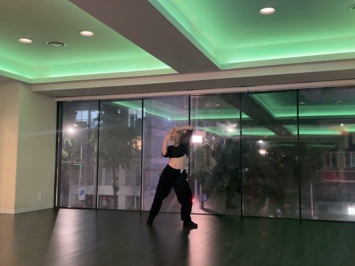 Study my face, frame, put me on the wall 🎨
-
보고싶었습니다..♥️ 
그리웠습니다 집에 돌아온 느낌이예요ㅠ🍀♥️
-
#choreography youny0un 
#music tyla - ART
#place bonafide_seoul 
-
#younchoreography #tyla #art #bonafidedancestudio 
#choreo #dance #타일라 #아트 #보나파이드댄스스튜디오